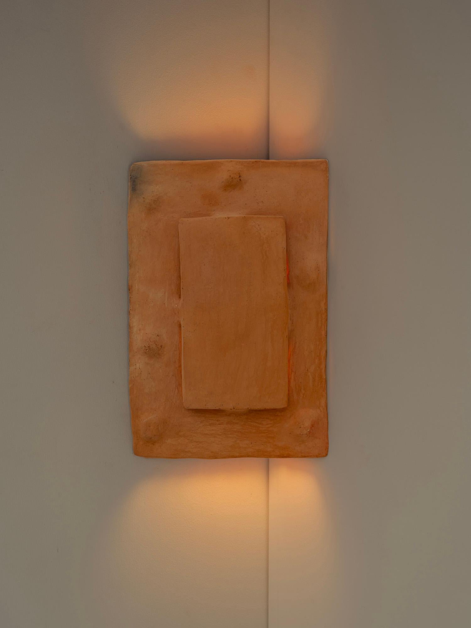 Argile Applique contemporaine en céramique Terracotta faite à la main avec de l'argile locale. en vente