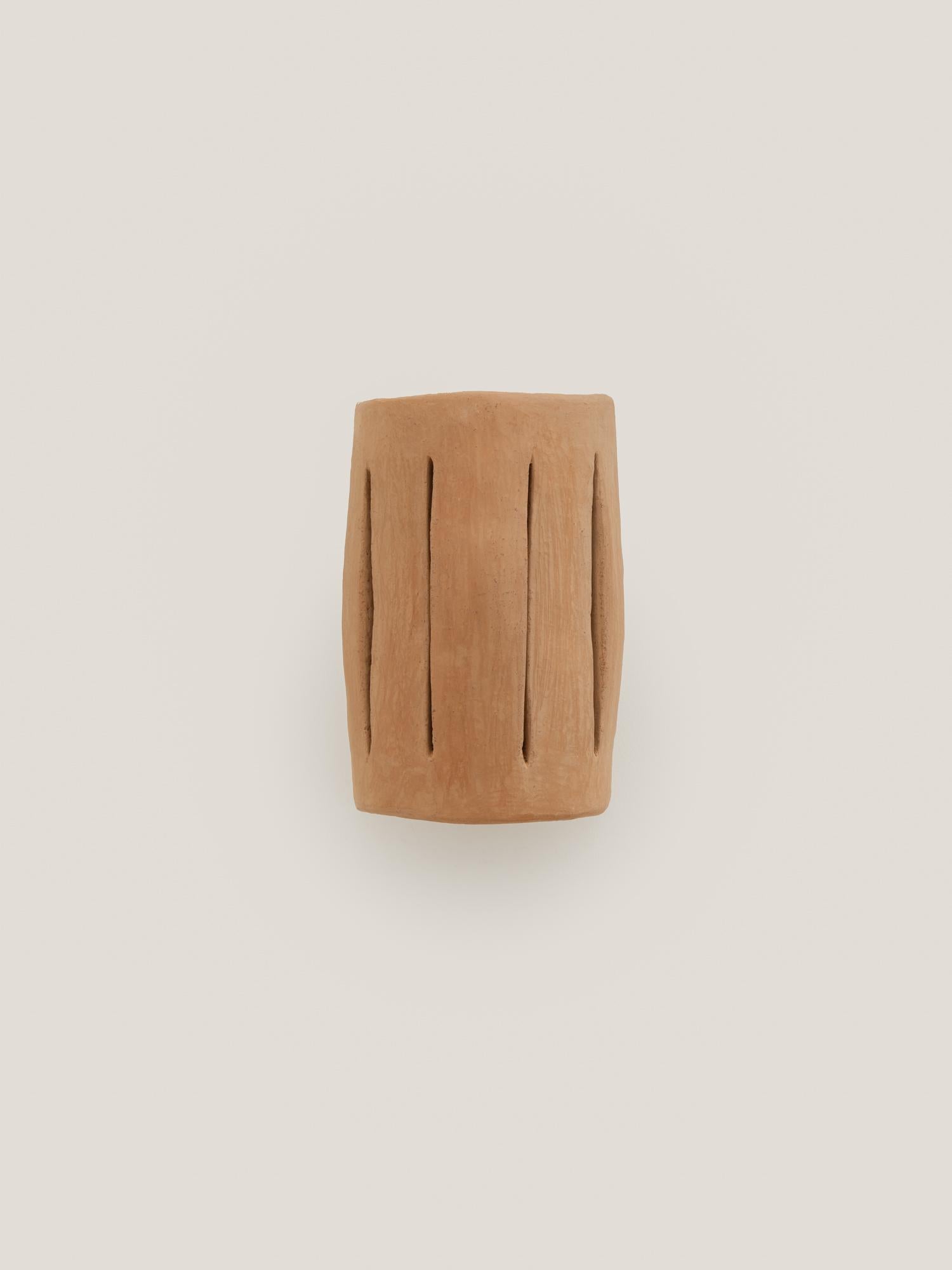 Applique contemporaine en céramique Terracotta faite à la main avec de l'argile locale. en vente 1