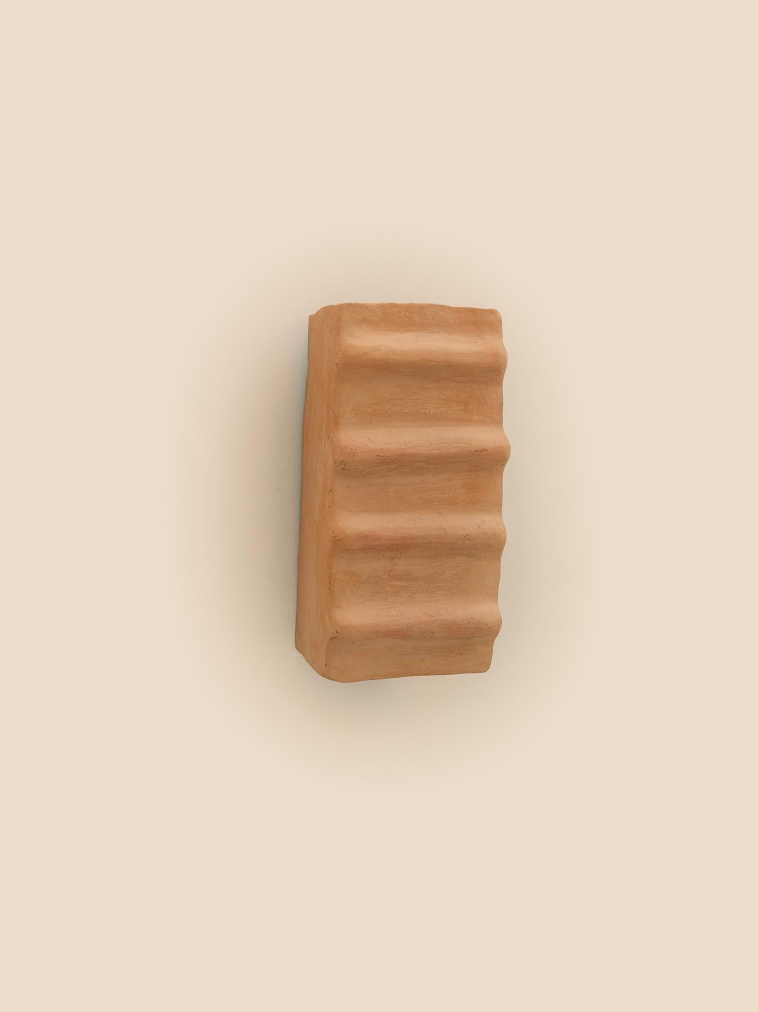 Applique contemporaine en céramique Terracotta faite à la main avec de l'argile locale. en vente 1