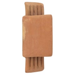 Applique contemporaine en céramique Terracotta fabriquée à la main à partir d'argile locale