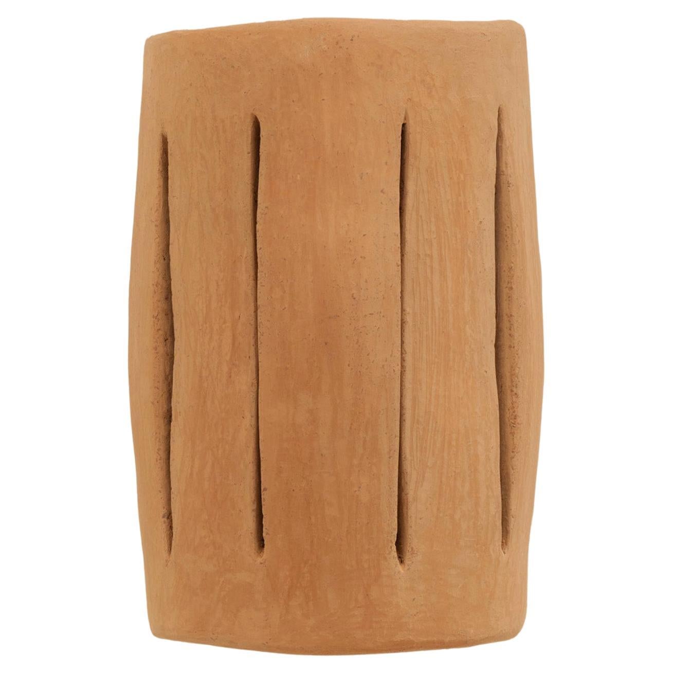 Applique contemporaine en céramique Terracotta faite à la main avec de l'argile locale.