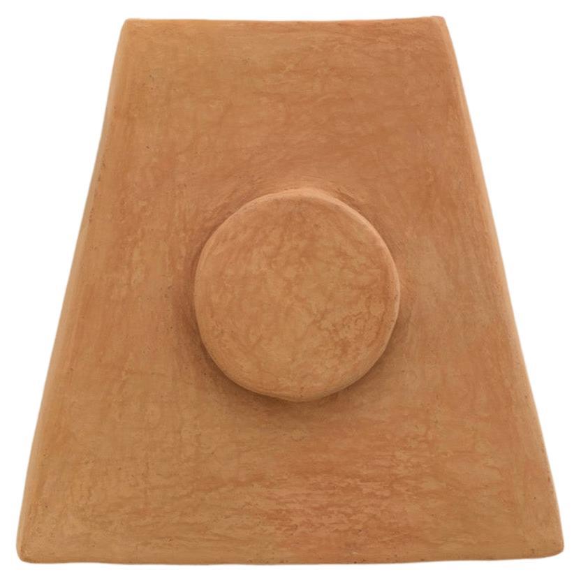 Applique contemporaine en céramique Terracotta faite à la main avec de l'argile locale.