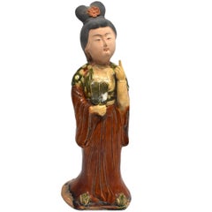Femme de cour chinoise en terre cuite tenant un éventail de style Tang