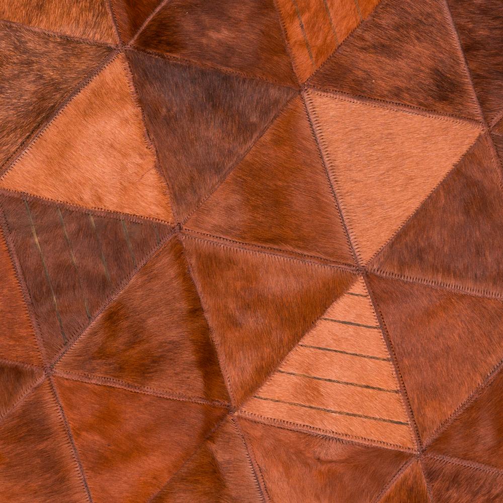Letteralmente il gioiello della corona, questa lussuosa Trilogia reinventerà e rinfrescherà i tuoi interni come nient'altro. Fuori dal mondo e glam su larga scala!

I tappeti in pelle di mucca Art Hide sono cuciti insieme utilizzando un filo di