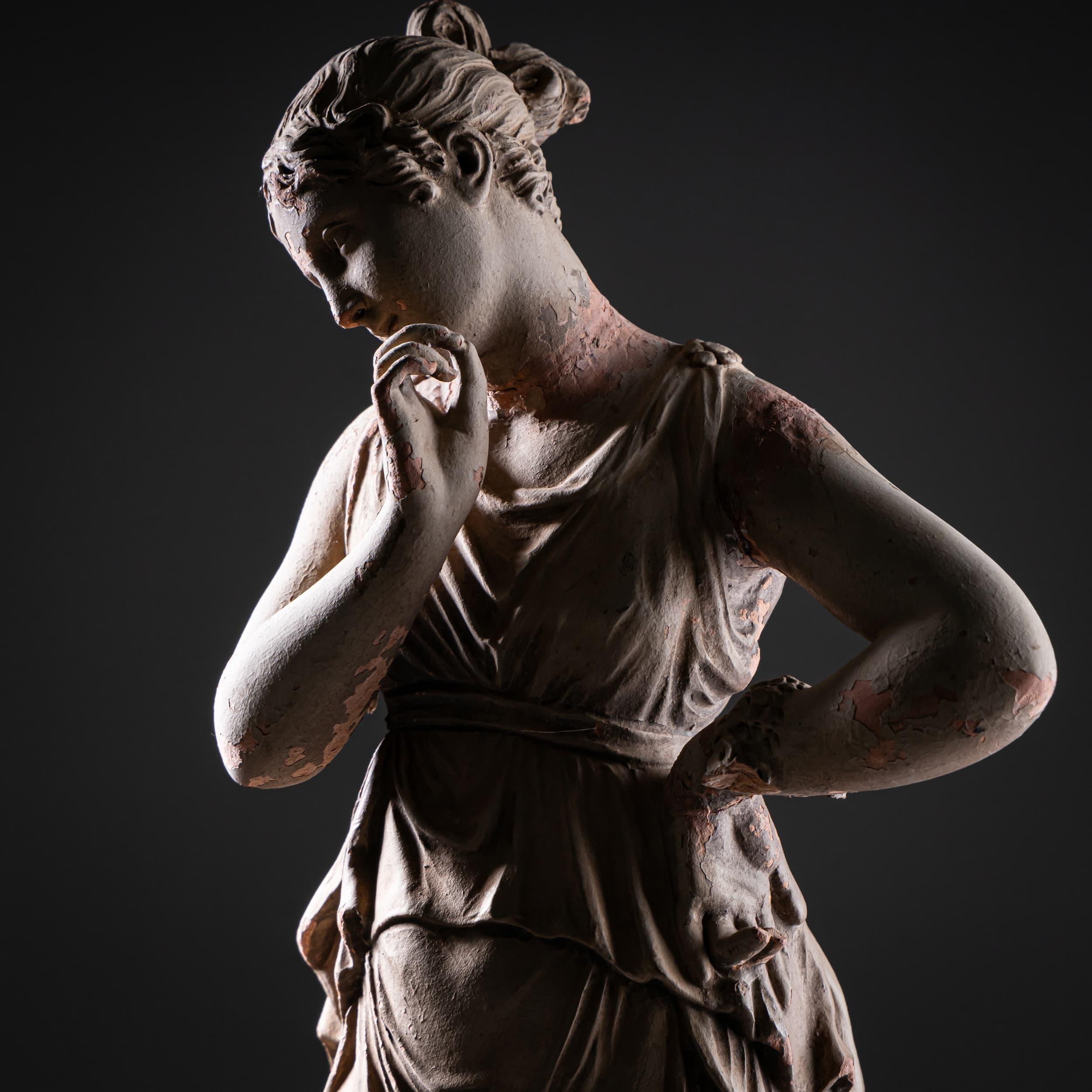 Danseuse en terre cuite, doigt sur le menton, d'après Antonio Canova, 19e siècle État moyen - En vente à Greding, DE