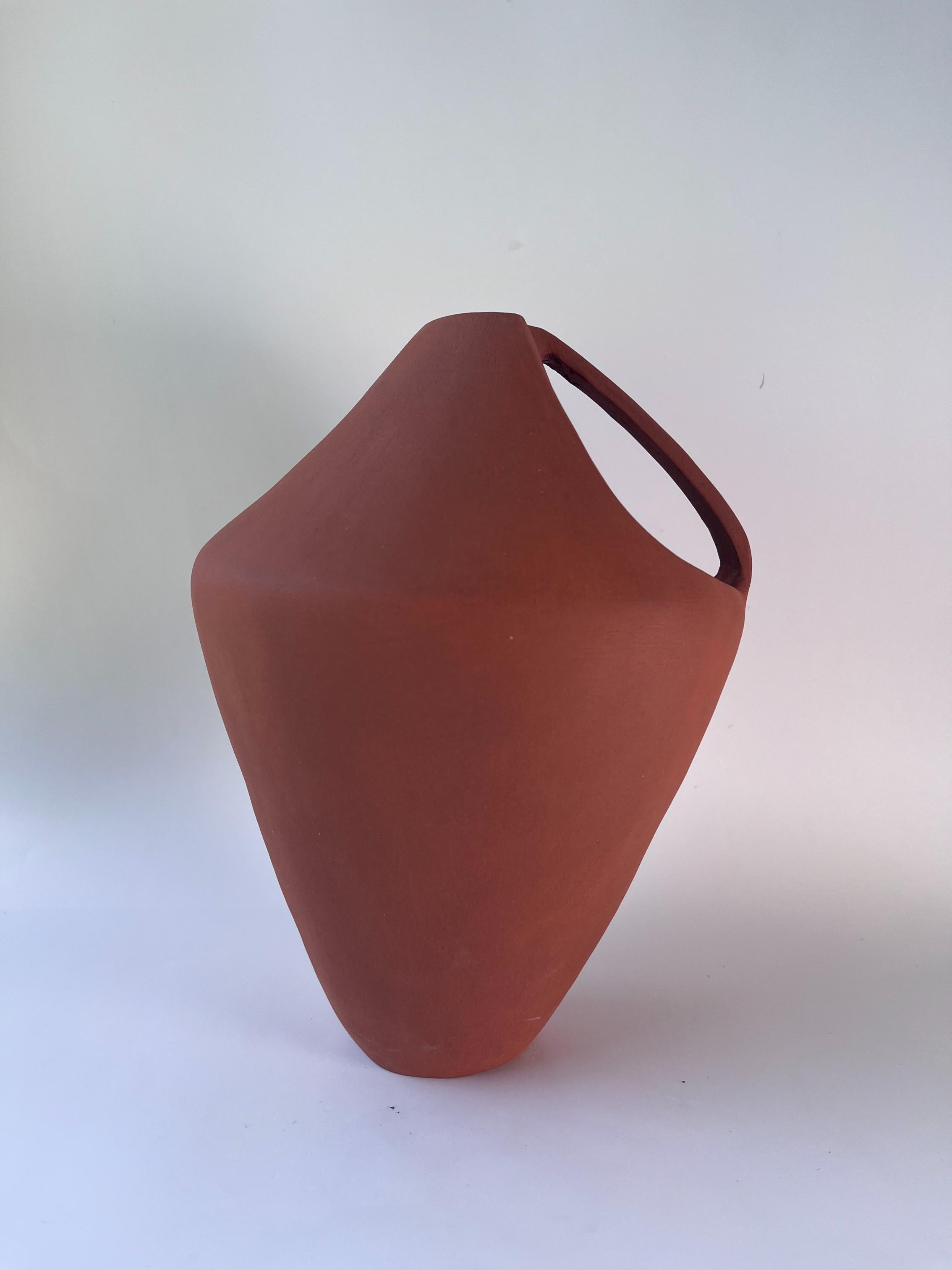 Vaso Deficiency 2 in terracotta di Rezzo Ceramics
Dimensioni: L 21 x P 20 x H 28 cm (le dimensioni possono variare).
Materiali: Gres
Finitura: Non smaltato. Adatto per fiori secchi
Disponibile anche: Ecrù

Esra Misirli Kubilay è un'artista turca