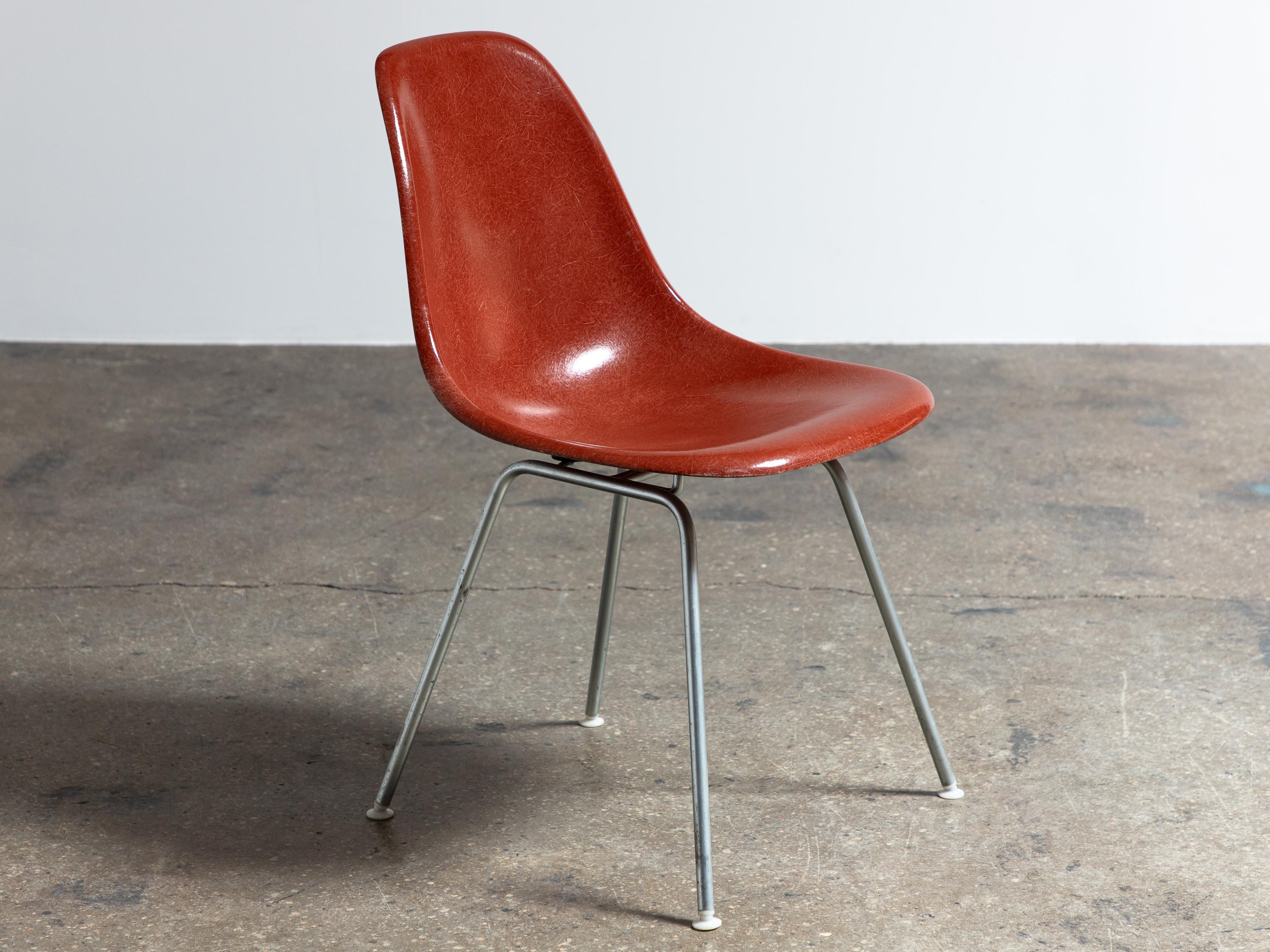 Multiple disponible. Chaise originale en fibre de verre moulée, conçue par Charles et Ray Eames pour Herman Miller. Les chaises vintage à coque sont appréciées pour leur patine attrayante, la texture distincte des fils et la belle profondeur des