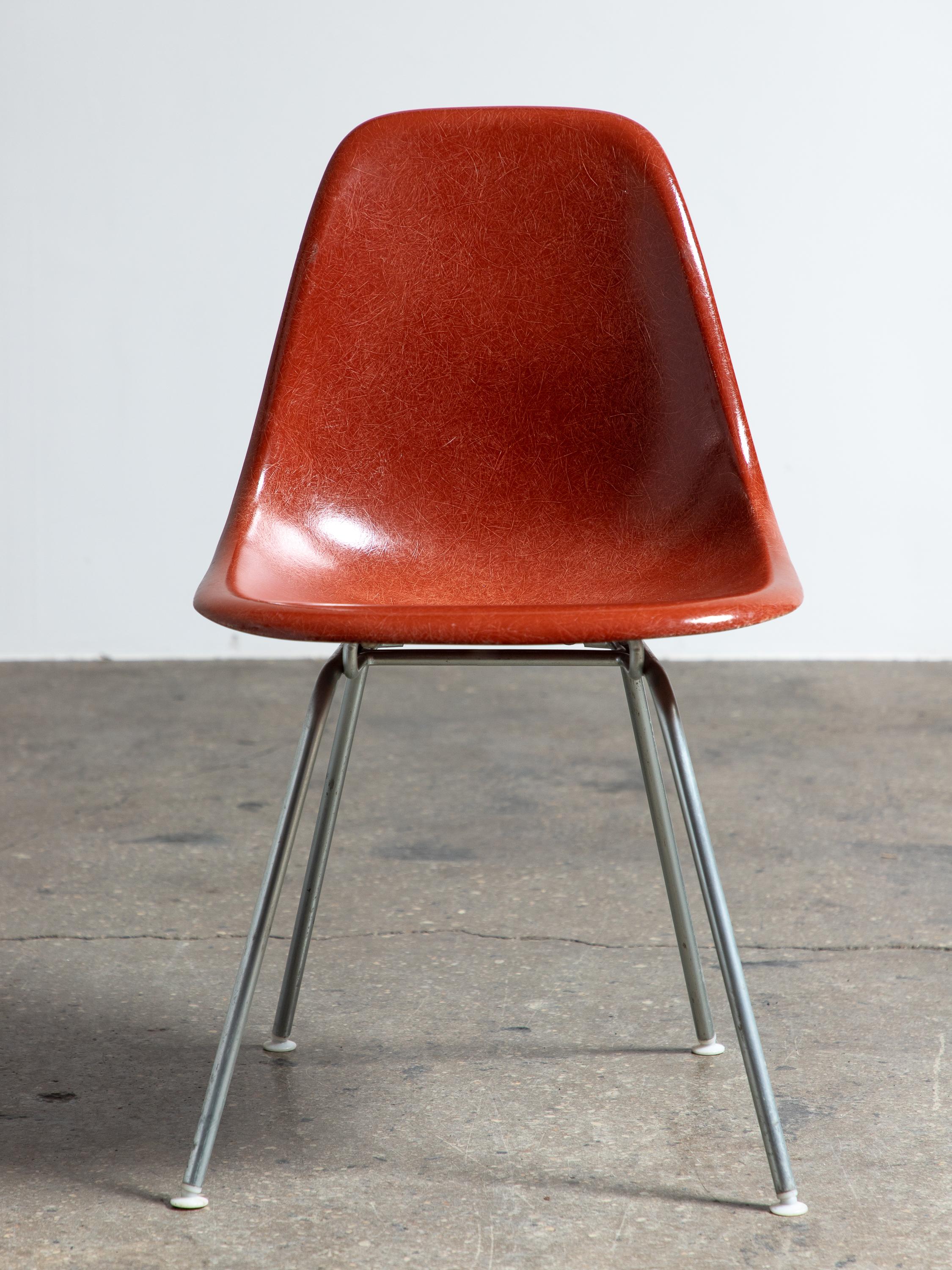 Terrakotta Eames für Herman Miller Vintage 1960er Jahre Fiberglas-Muschelstühle (amerikanisch) im Angebot