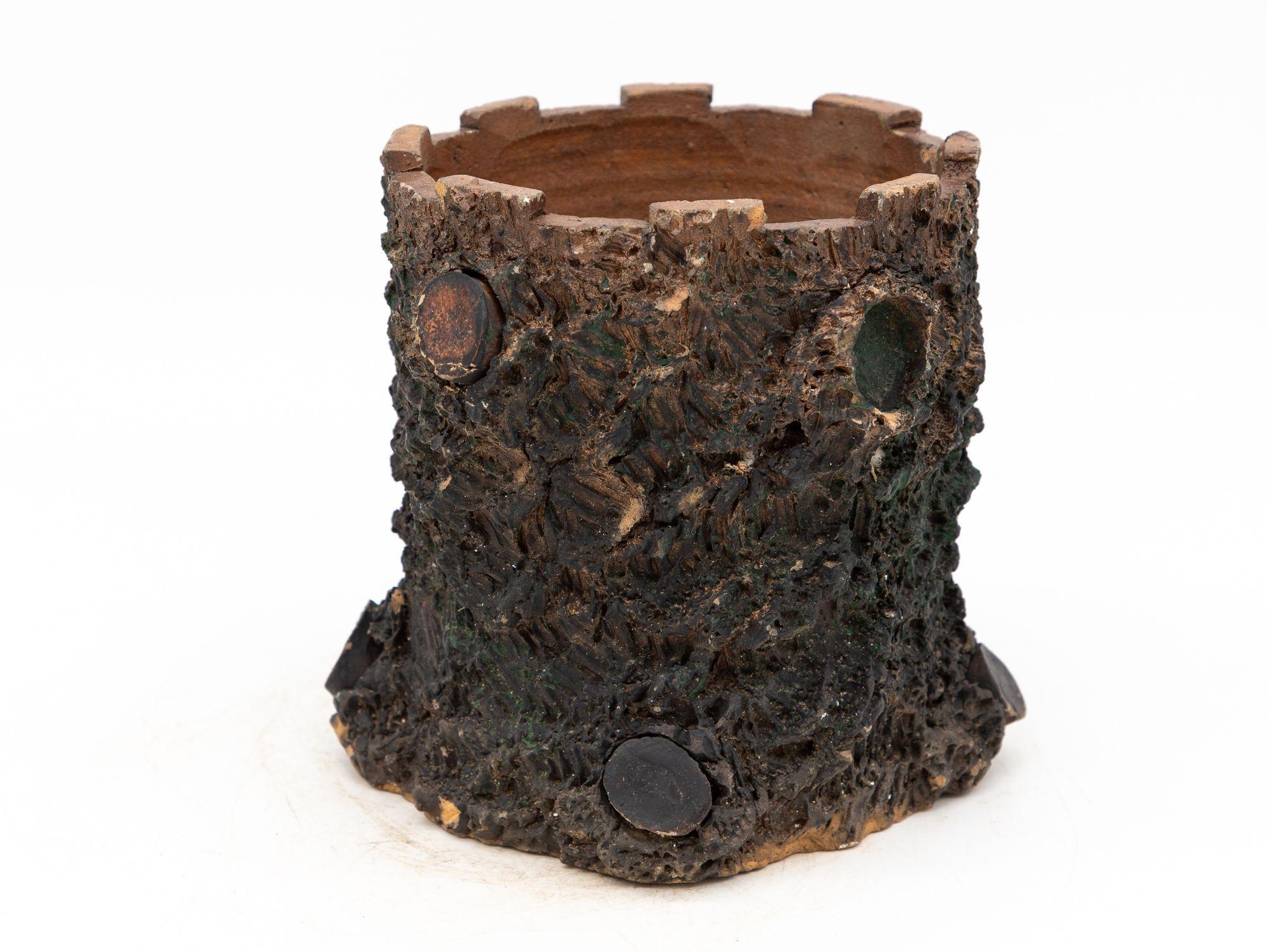 Cette jardinière en terre cuite anglaise du début du XXe siècle en faux bois présente une représentation réaliste de l'écorce et des branches, rehaussée par une glaçure brun foncé. Son design détaillé capture l'essence du bois naturel, ajoutant un