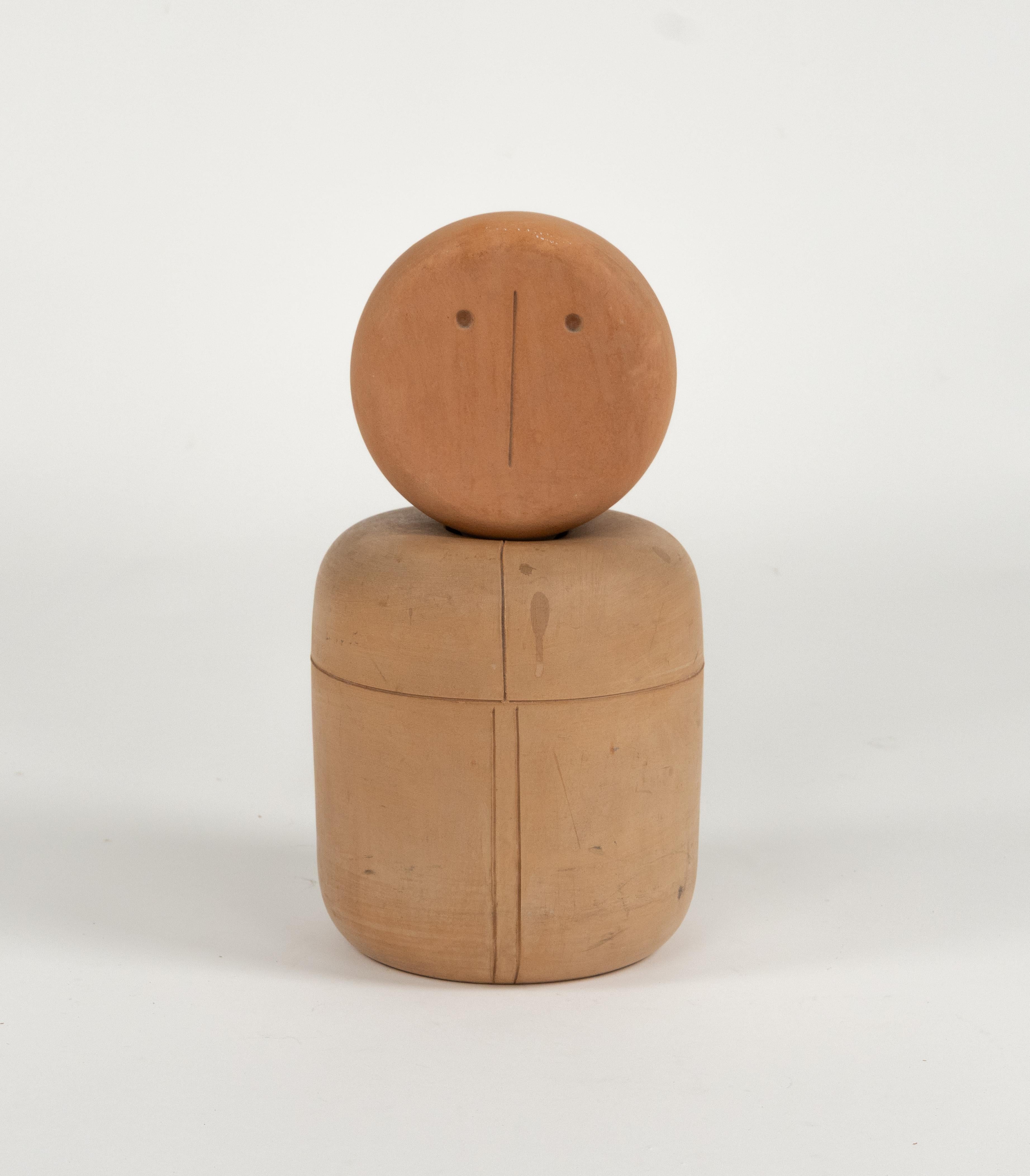 Midcentury amazing rare sculpture ‘Onorevoli’ series in terracotta by Aldo Londi (1911-2003) for Bitossi.

Made in Italy in the 1960s.

Natural terracotta, unglazed and incised with abstract linear details.

The “Onorevoli” series by Aldo Londi for