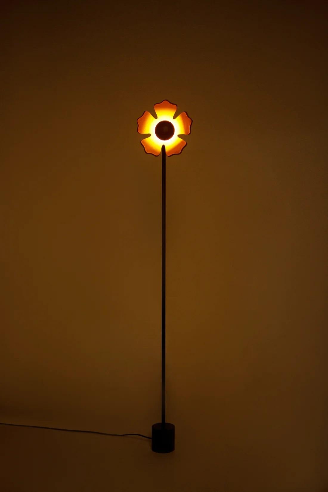 Lampada da terra a forma di fiore in terracotta di Hatsu
Dimensioni: D. 15 x L. 23 x H. 150 cm
Materiali: Ceramica, metallo.

Tutte le nostre lampade possono essere cablate a seconda del Paese. Se viene venduto negli Stati Uniti, sarà cablato per