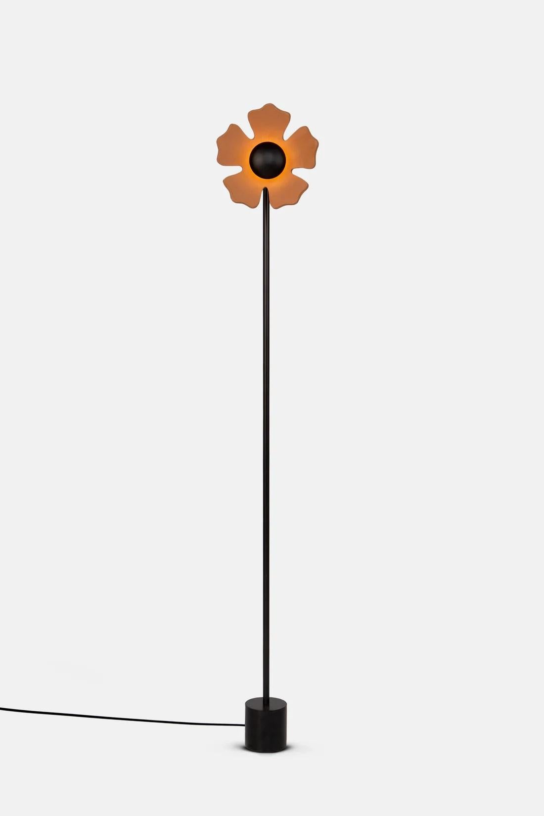 Moderno Lampada da terra a forma di fiore in terracotta di Hatsu in vendita