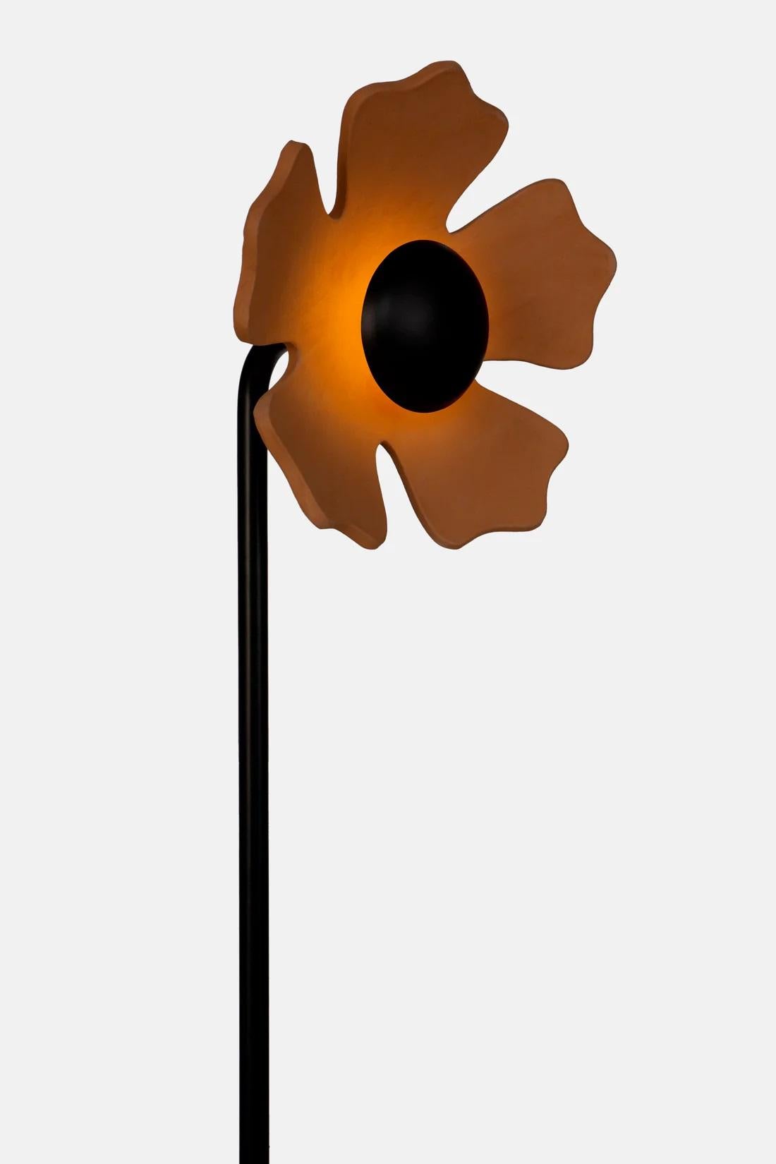 Lampada da terra a forma di fiore in terracotta di Hatsu In condizioni Nuovo in vendita a Geneve, CH