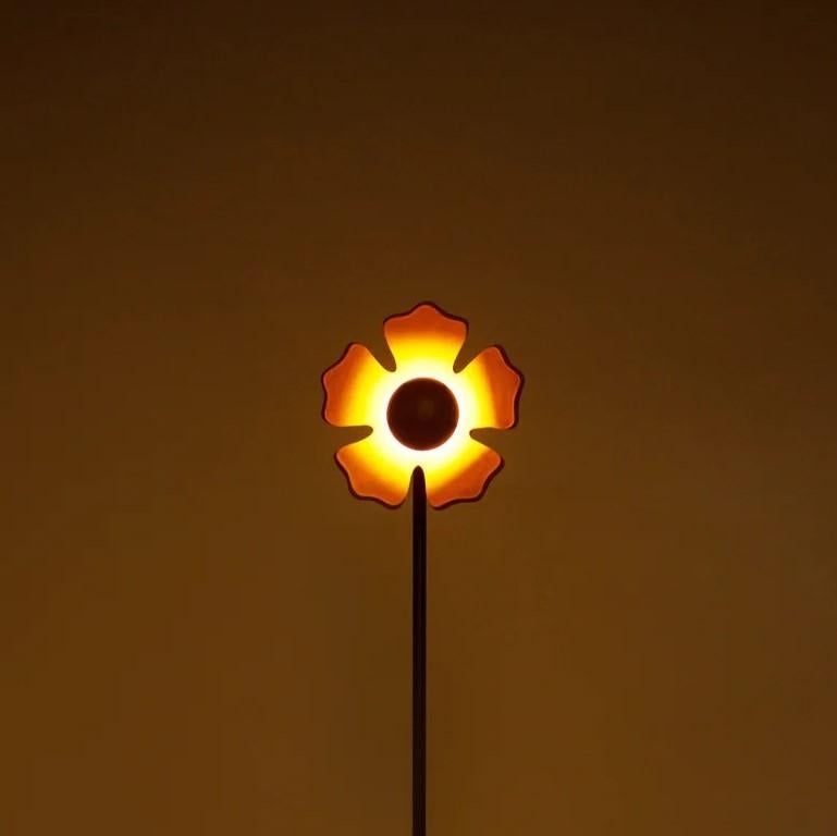 XXI secolo e contemporaneo Lampada da terra a forma di fiore in terracotta di Hatsu in vendita
