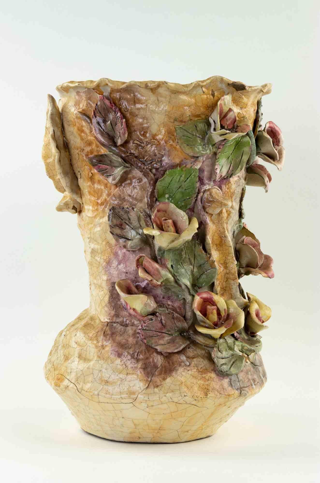 Vase en terre cuite avec des décorations florales faites à la main dans les années 1900. 

h 33 x 20 cm.

Bonnes conditions !