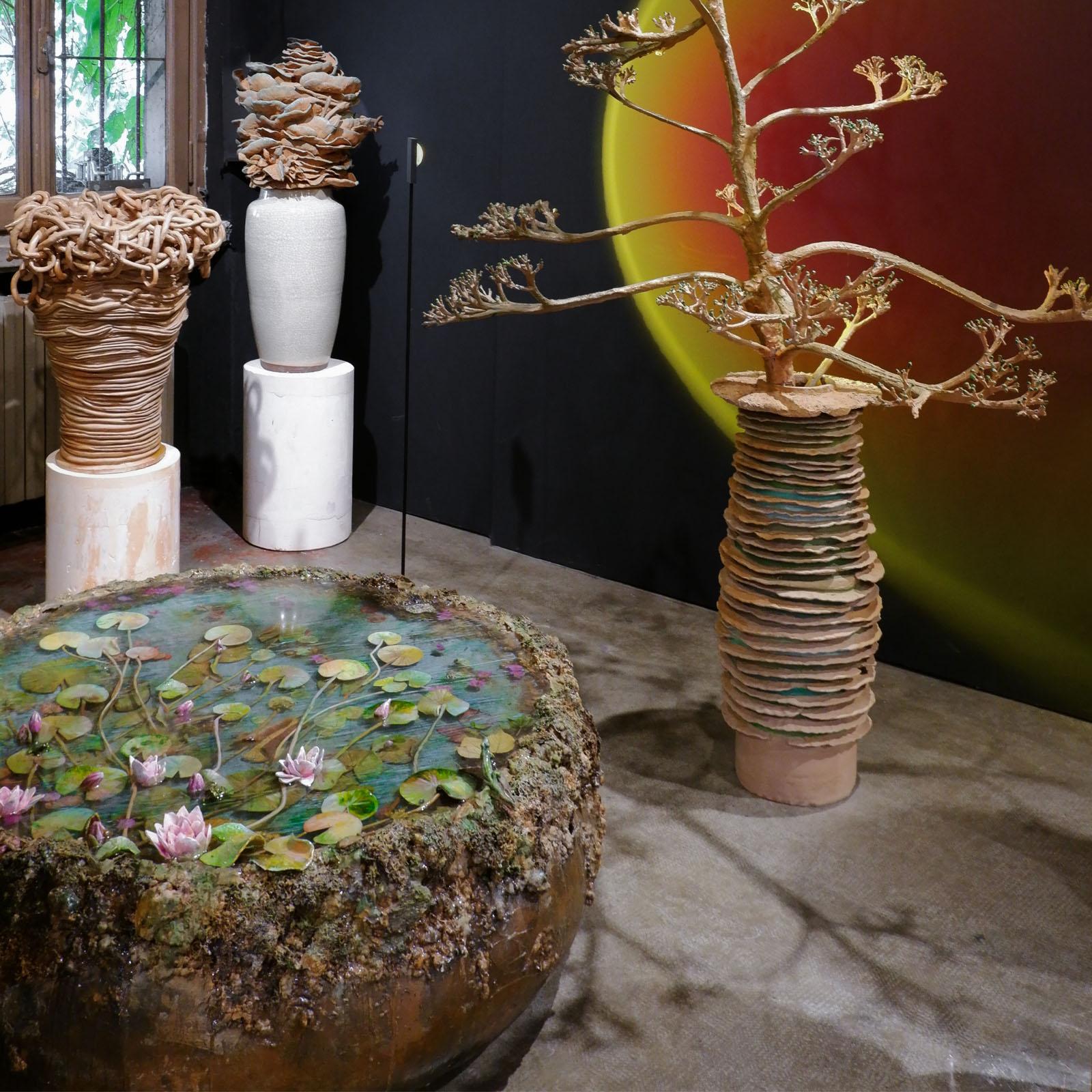 XXI secolo e contemporaneo Tavolino in terracotta, fiori e resina Il laghetto di Daisy di Manu Crotti in vendita