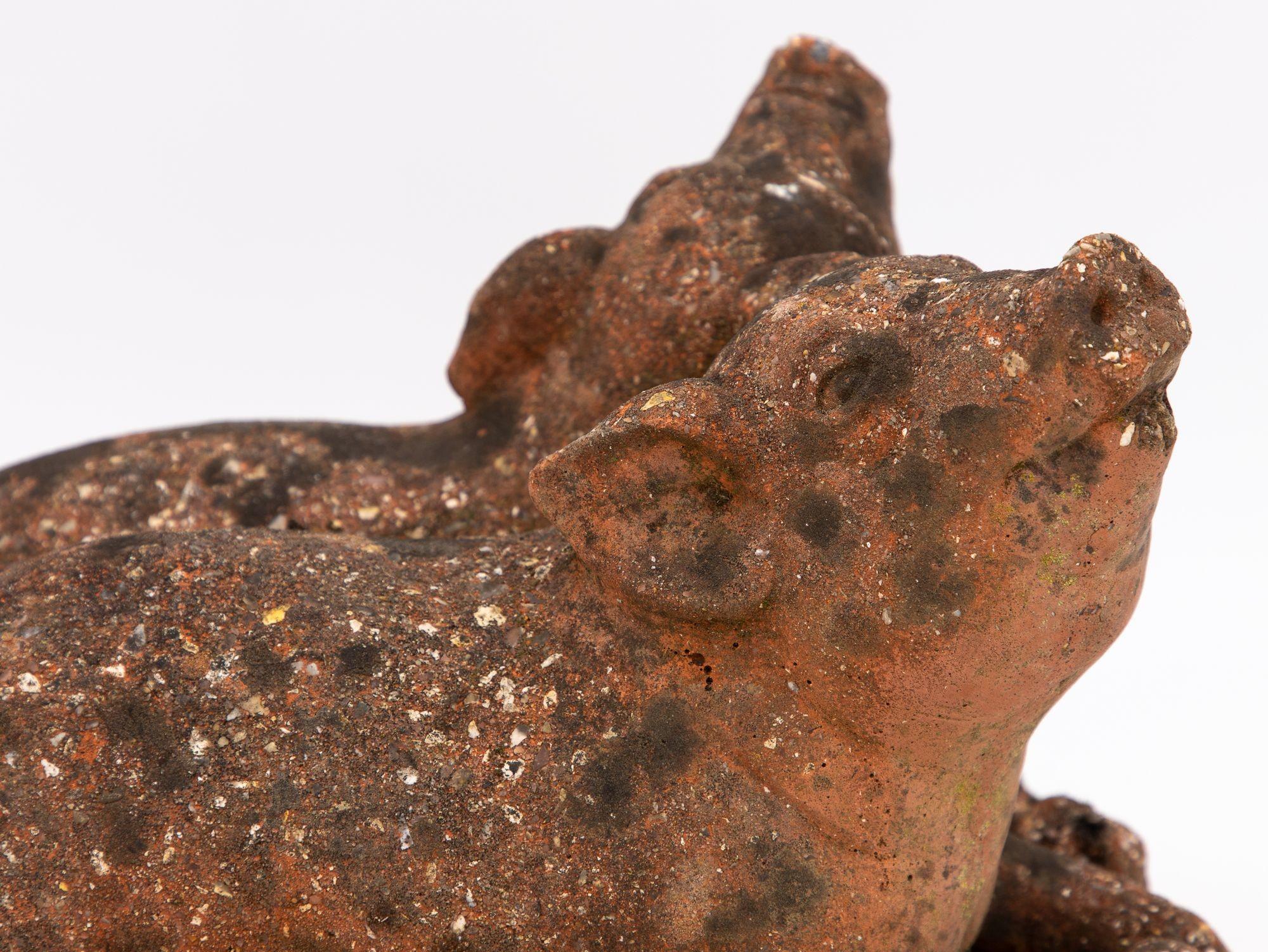 Adorno de terracota para jardín de dos cerdos con manzanas, French mid 20th C. siglo XX en venta