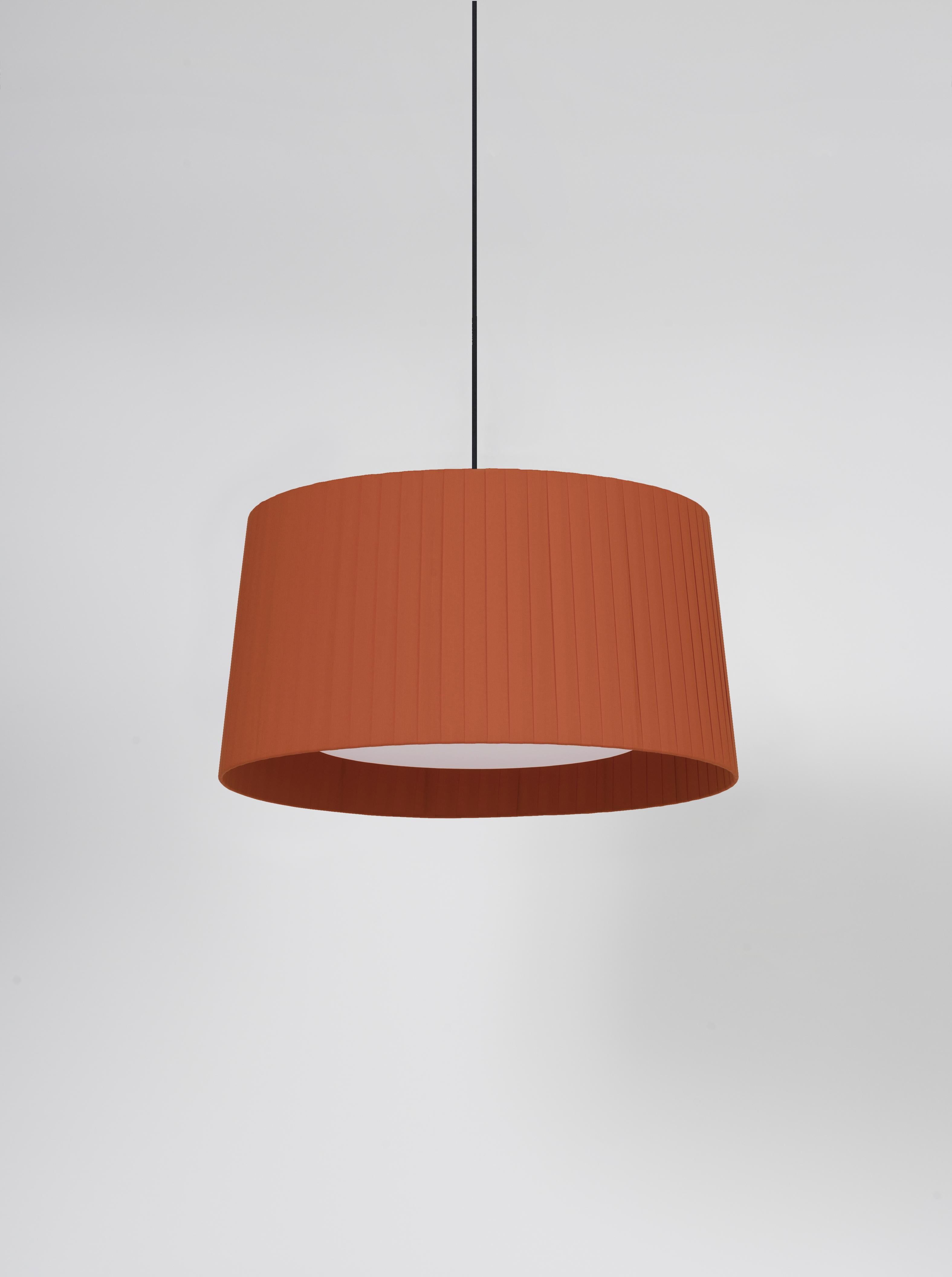 Terracotta GT5 pendant lamp by Santa & Cole
Dimensions: D 62 x H 32 cm
Materials: Metal, ribbon.
Available in other colors. Available in 2 lights version.

Designed for intermediate volumes and household areas, GT5 and GT6 are hanging lamps