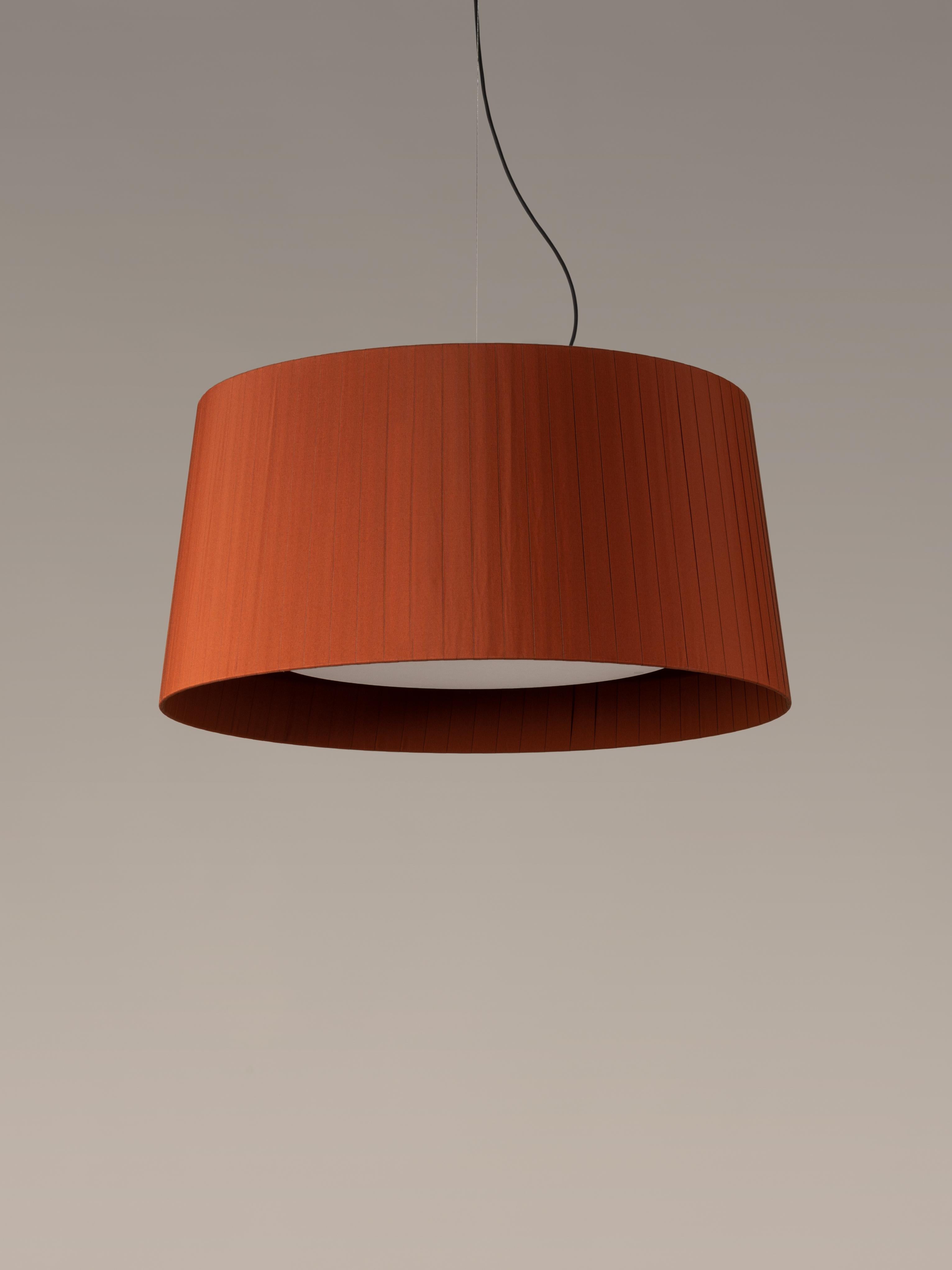 Terracotta GT7 pendant lamp by Santa & Cole
Dimensions: D 90 x H 44 cm
Materials: Metal, ribbon.
Available in other colors.

Designed for intermediate volumes and domestic areas, GT7 is larger, requiring a reinforced structure that adds a metal