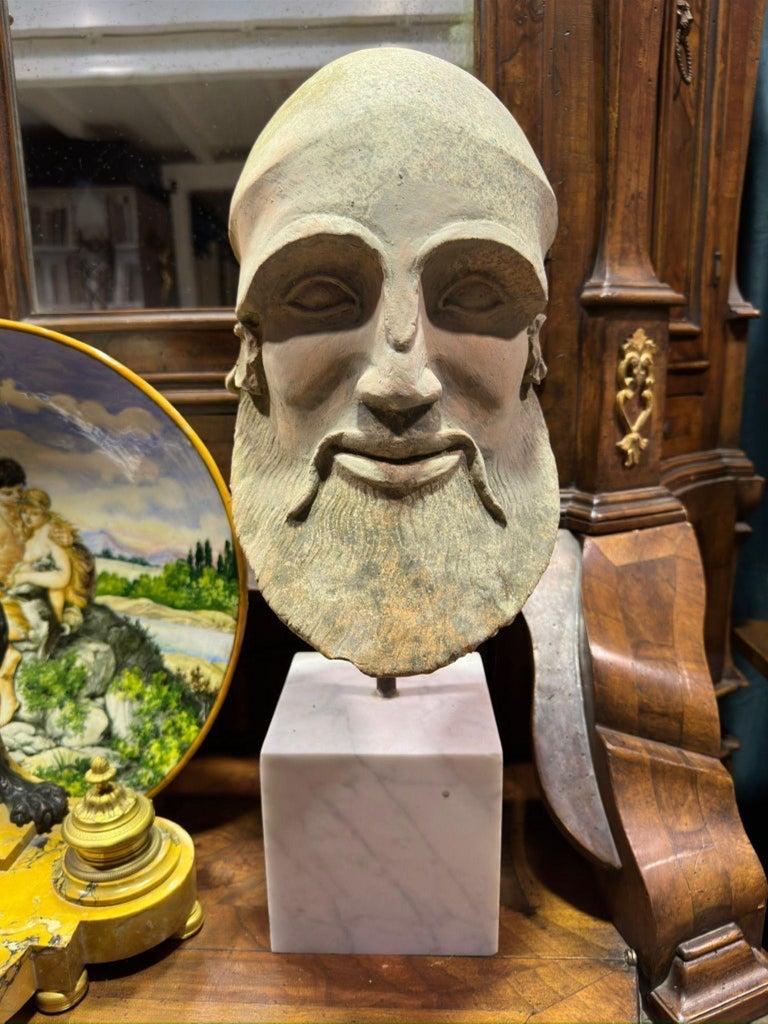 Italiano Testa di terracotta del guerriero morente dei Frontoni di Egina  20° secolo in vendita