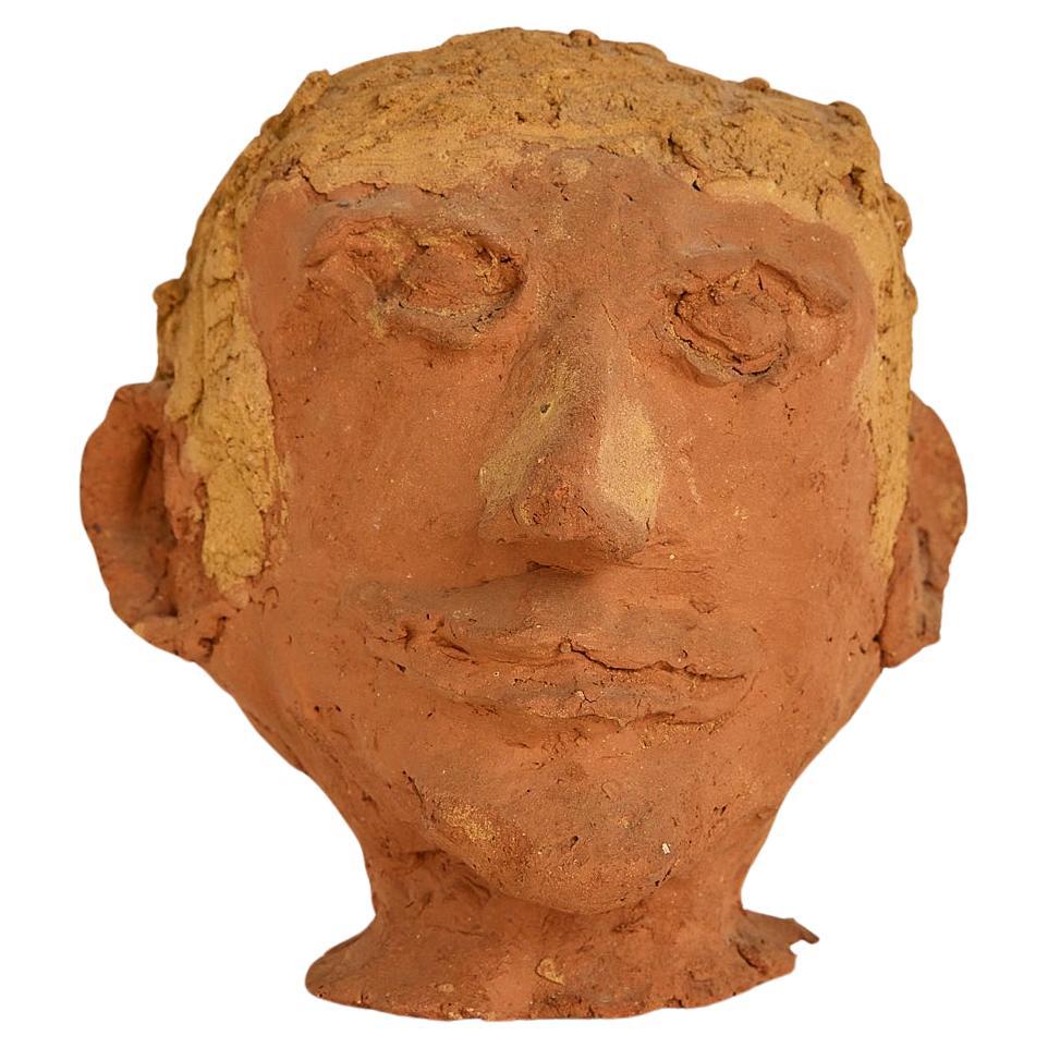 Scultura di testa in terracotta