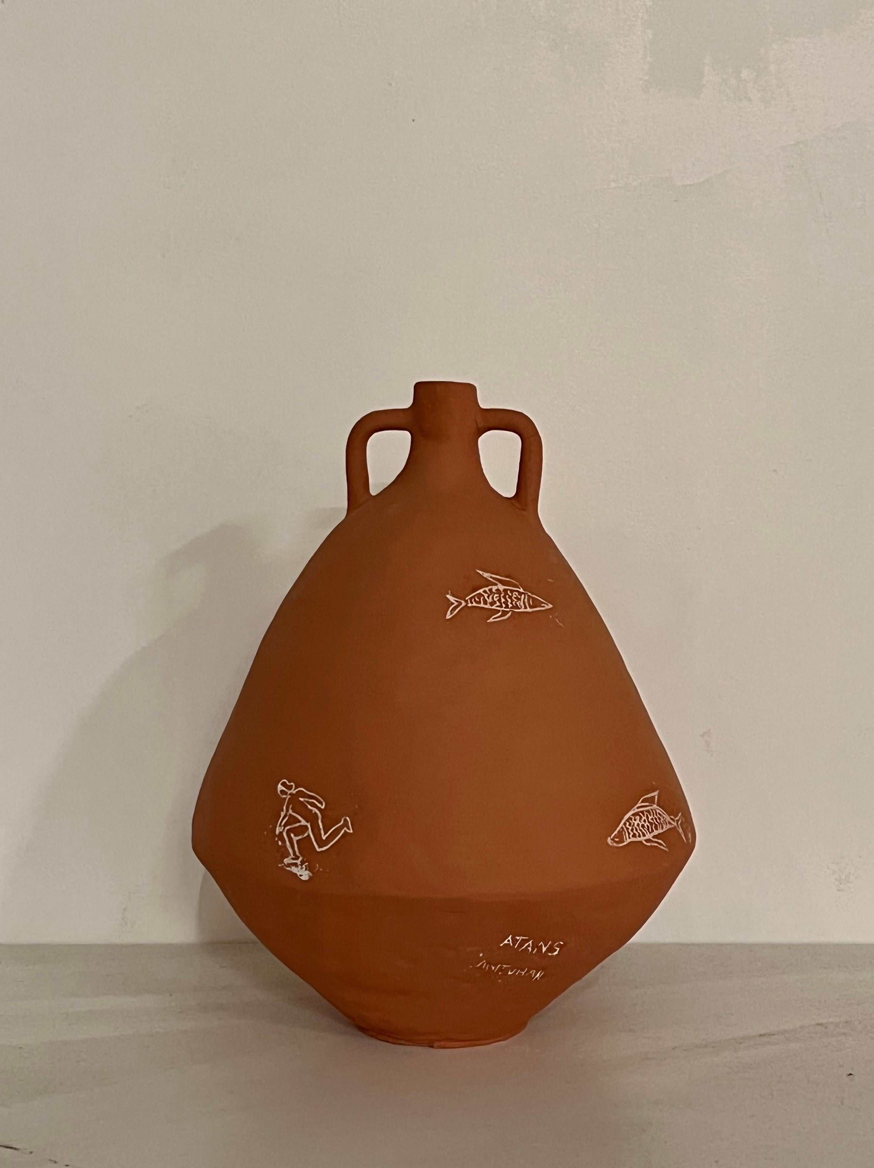 Vaso illustrato in terracotta di Solem Ceramics
Dimensioni: Ø 23 x H. 30 cm.
Materiali: Gres rosso, barbottina di terracotta.

Il lavoro di Solem si basa sui ricordi dell'architettura e della comunità del Southeast Asia, esplorando forme, colori
