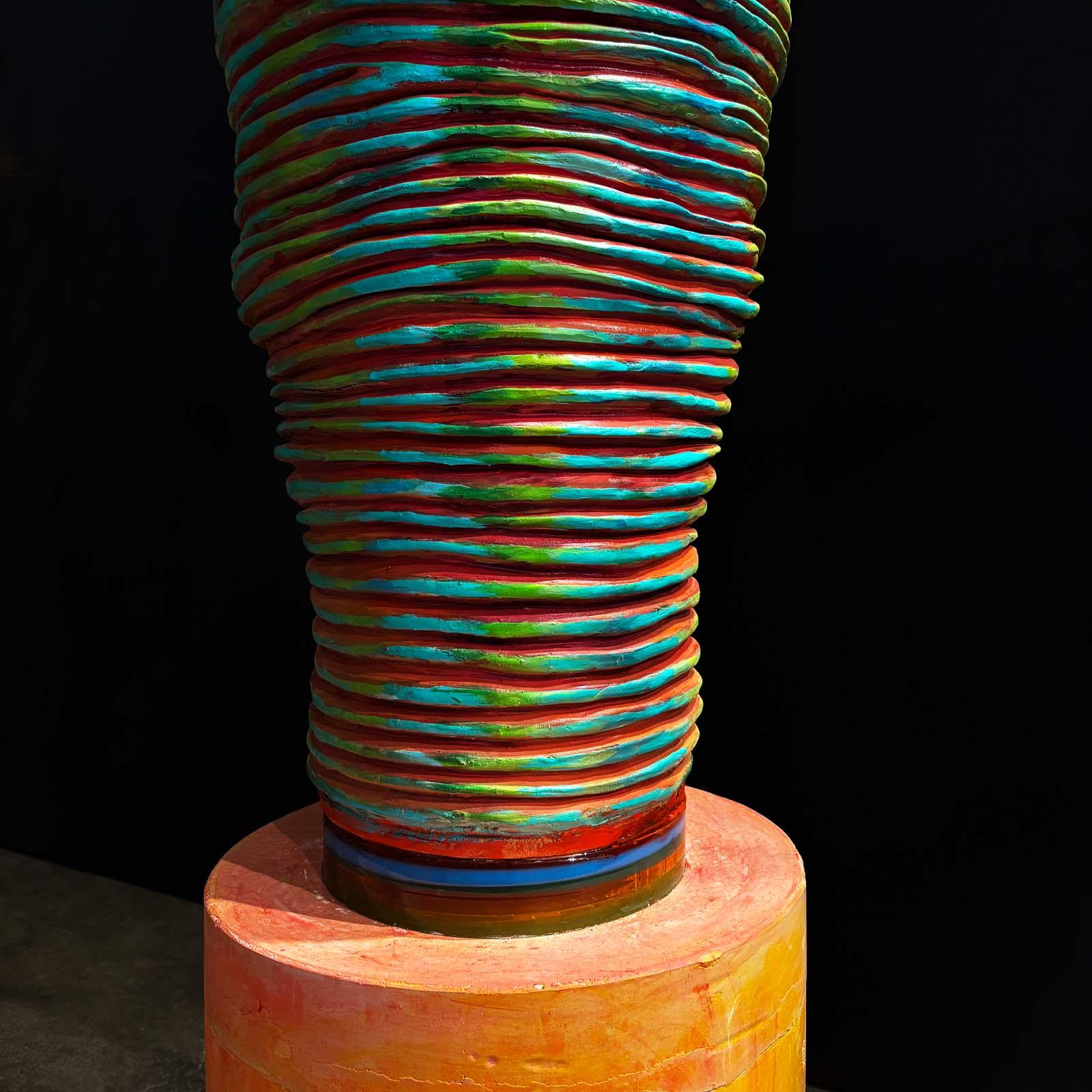 Spagnolo Torre Pappagallo in terracotta, ferro e resina scolpita a mano da Manu Crotti in vendita