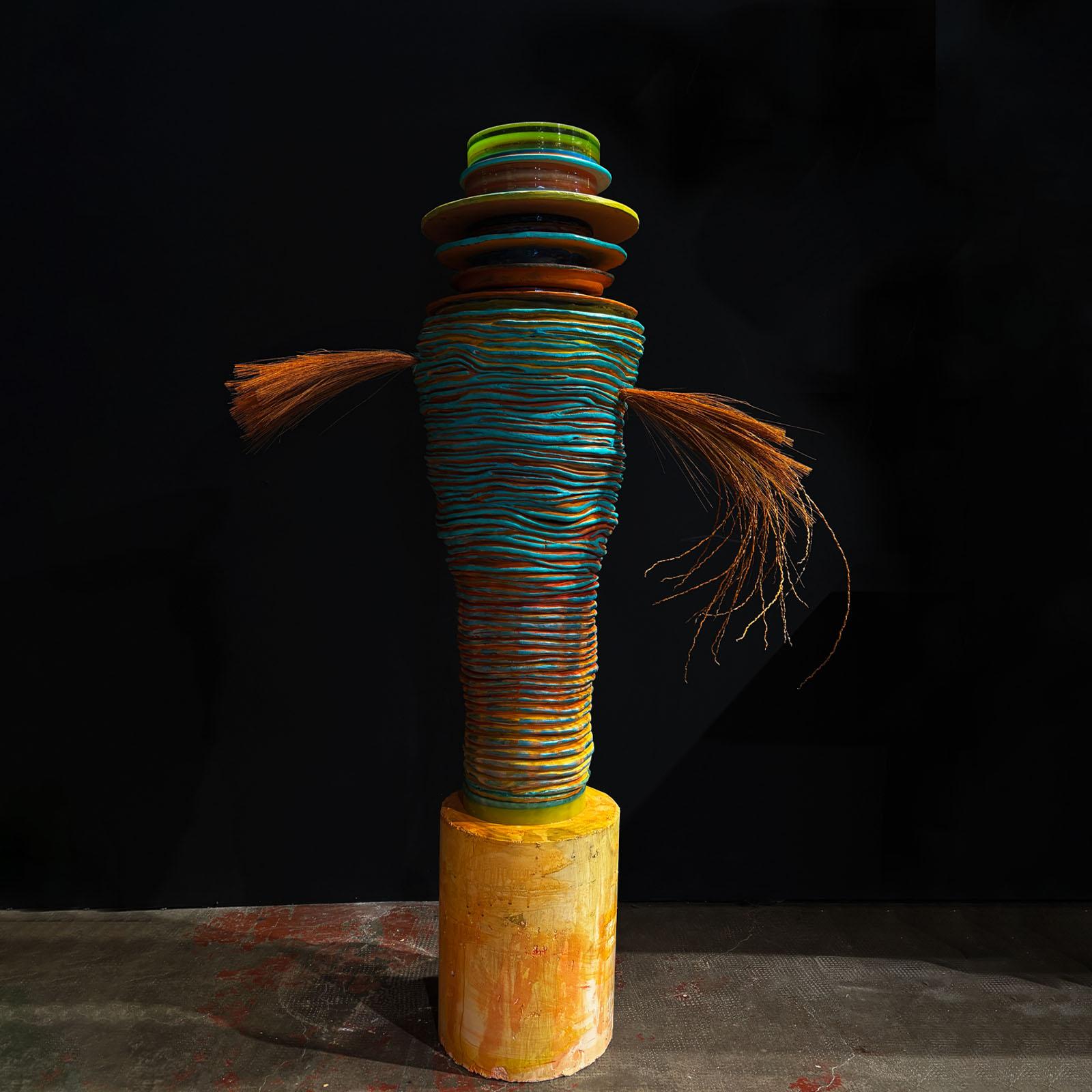 Sperimenta nuove forme con la terra rossa di Ibiza, resine, assemblaggi, forme e colori.

Da tempo avevo il desiderio di lavorare con l'argilla e, vivendo a Ibiza durante l'inverno, sono stata attratta da questo meraviglioso materiale per