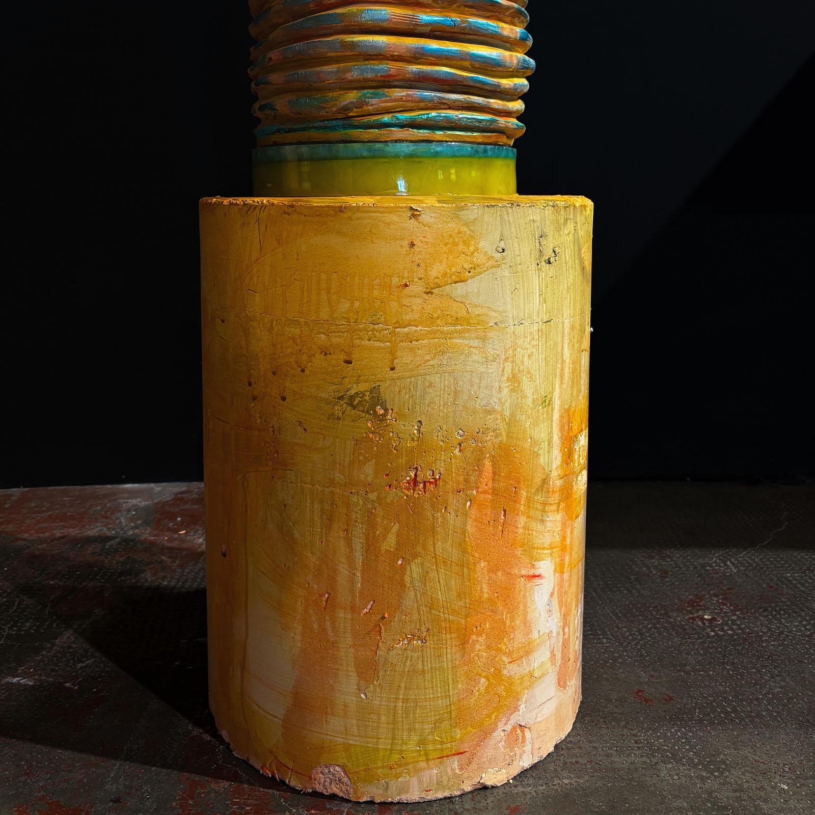 Terracotta Torre Sahara in terracotta, ferro e resina scolpita a mano da Manu Crotti in vendita
