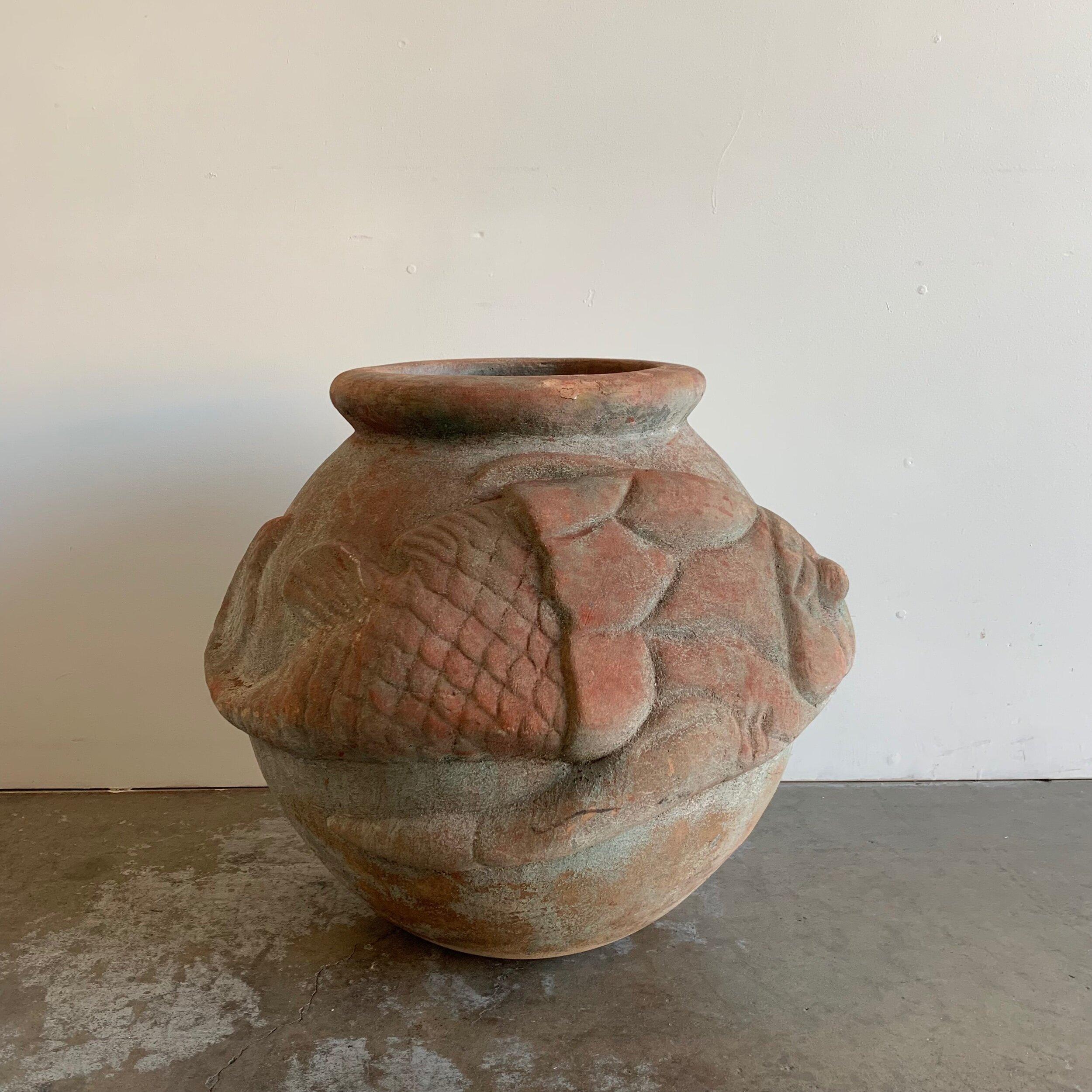Measures : W22.5 D22.5 H21.75

Made of terracotta with a koi Fish Design in front, there is no drainage hole.