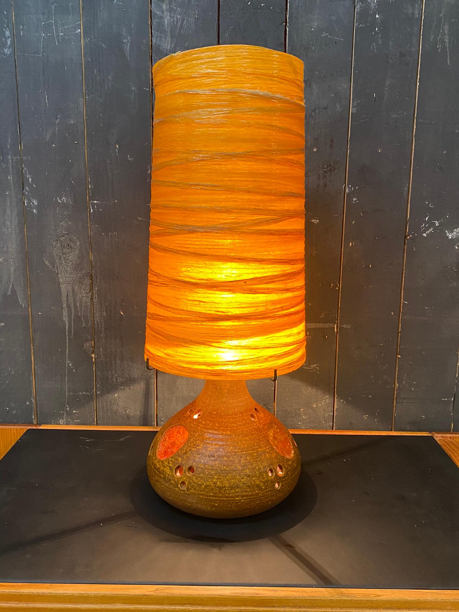 Lampe en terre cuite et son abat-jour original en résine colorée.
également avec un éclairage intérieur diffusé par des morceaux de verre coloré
attribuée à Accolay.