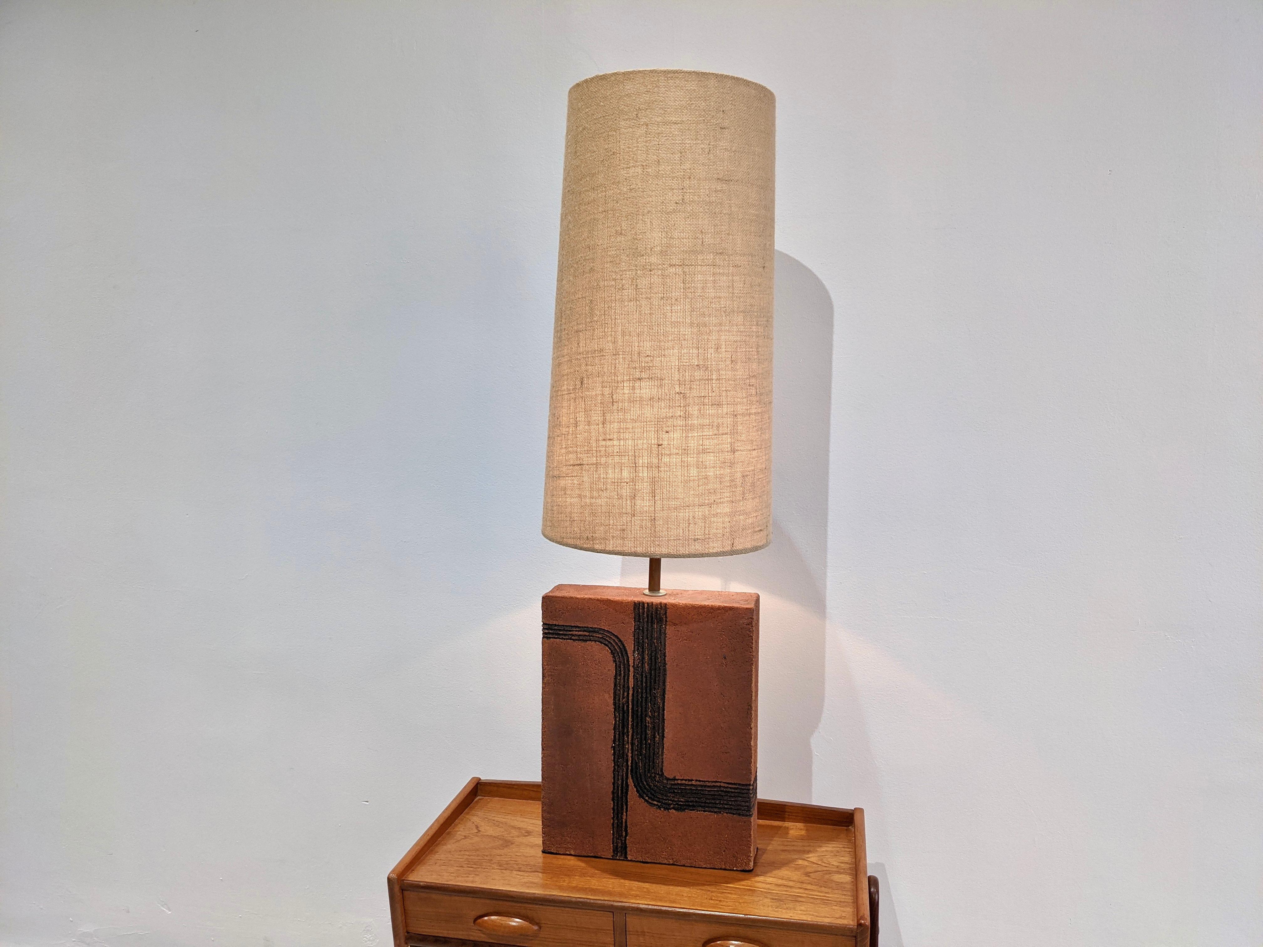 Lampada in terracotta e paralume in lino. Ottime condizioni.