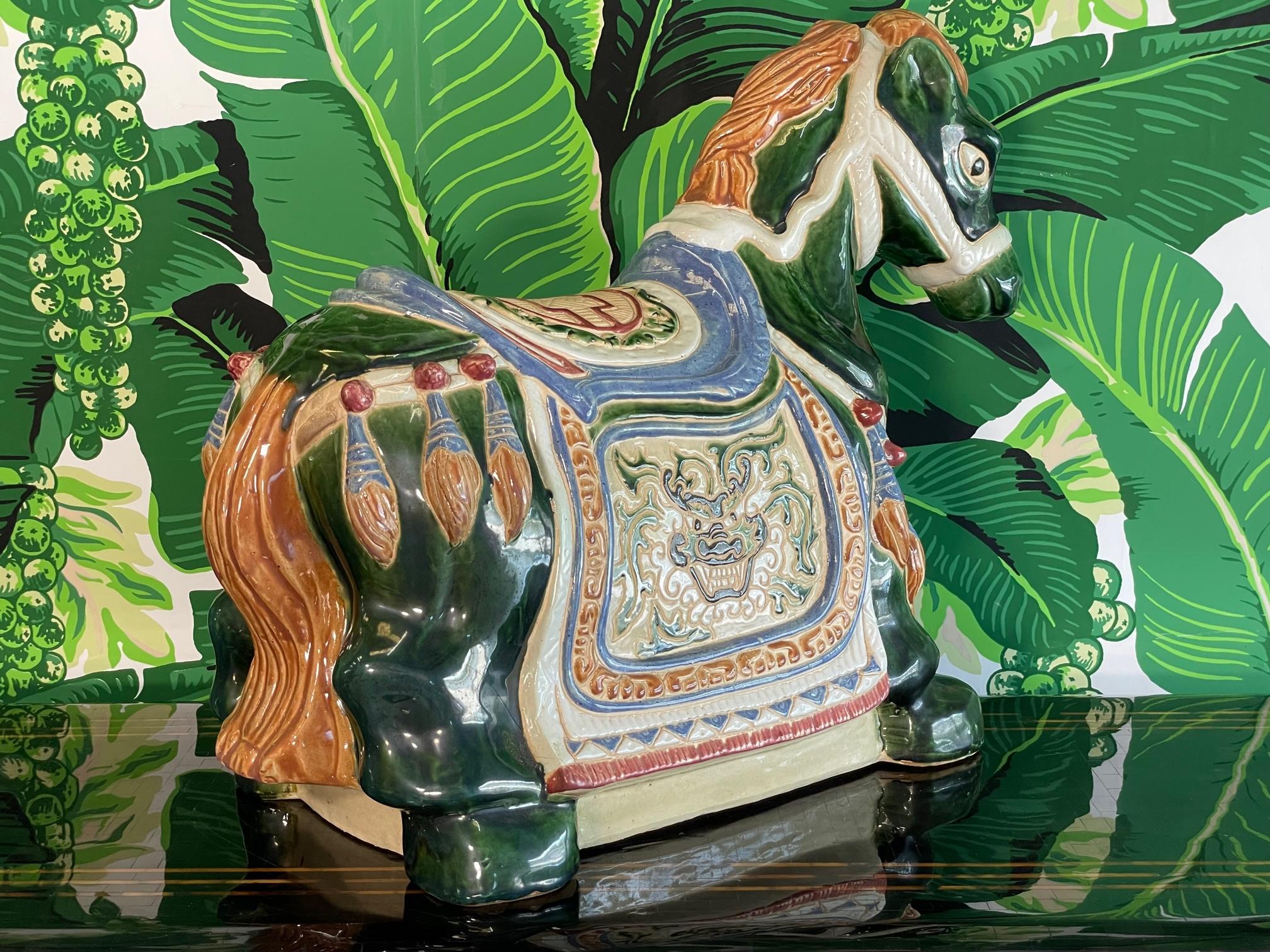 Grande statue de cheval en terre cuite Figurine Bon état - En vente à Jacksonville, FL