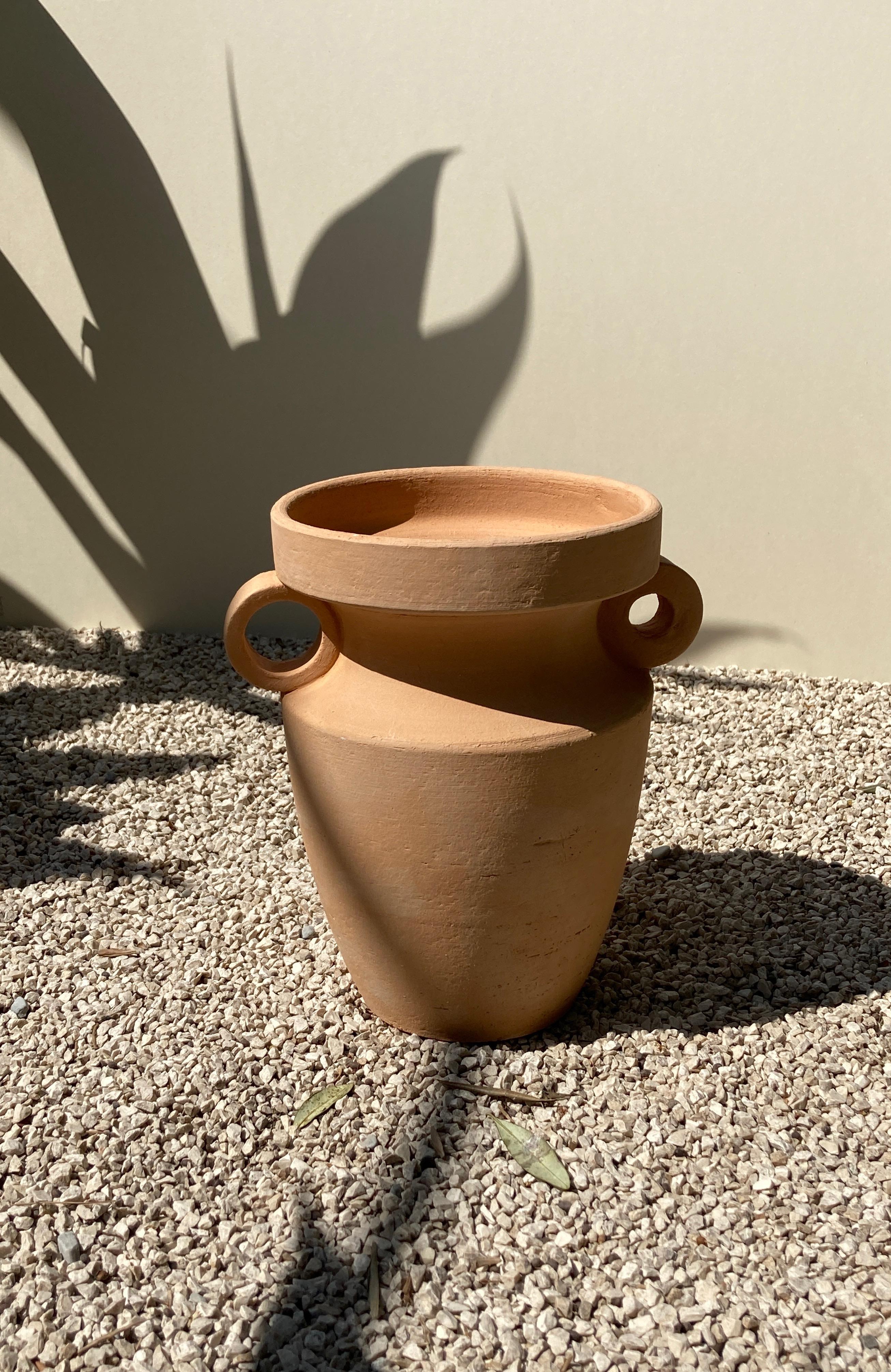 Terracotta Les Inseparables Whole flower vase by Lea Ginac
Limited Edition of 2. 
Dimensions: Diameter 24 x H 34 cm 
Materials: Chamotte earth in white or terracotta
Technique: Hand-modeling.
Available in two colors, terra cotta, and