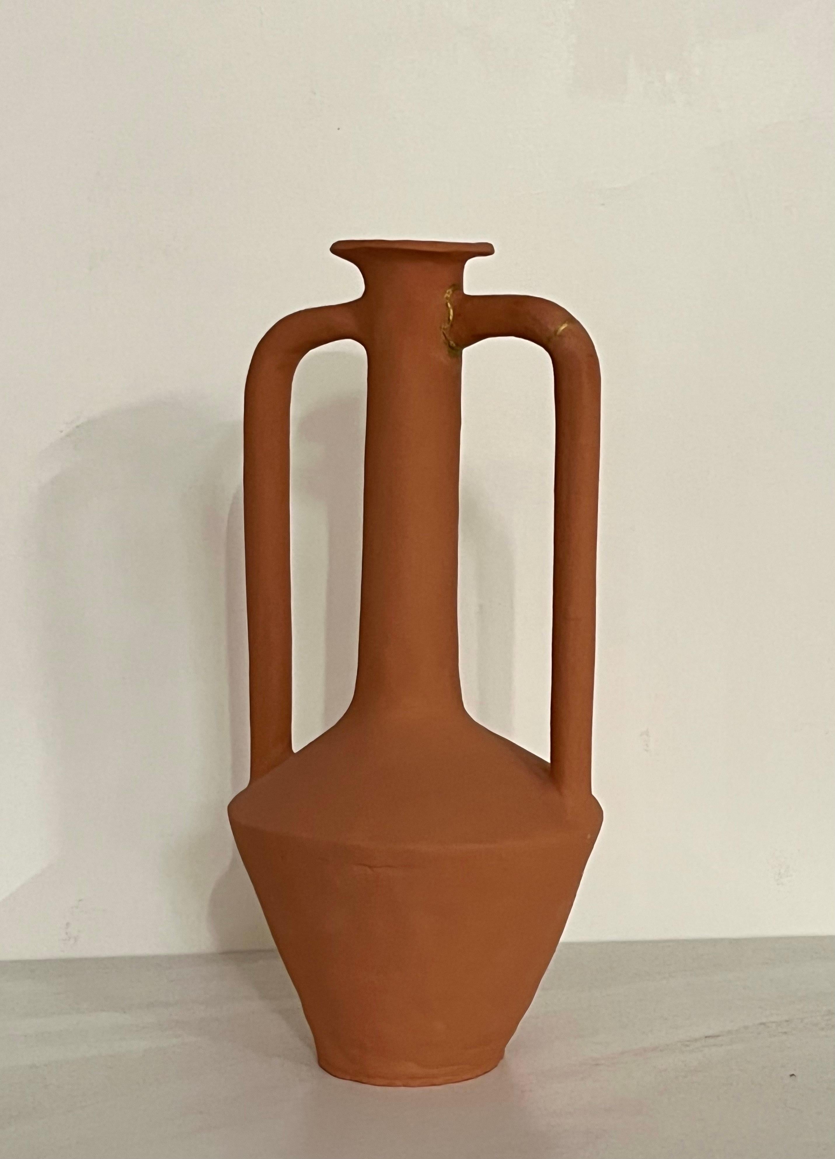 Vase à long col en terre cuite de Solem Ceramics
Dimensions : Ø 15 x H 38 cm.
Matériaux : Grès rouge, engobe de terre cuite.

L'œuvre de Solem puise dans les souvenirs de l'architecture et de la communauté de SWANA et de l'Asie du Sud-Est en