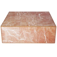 Mesa de centro con revestimiento de mármol terracota