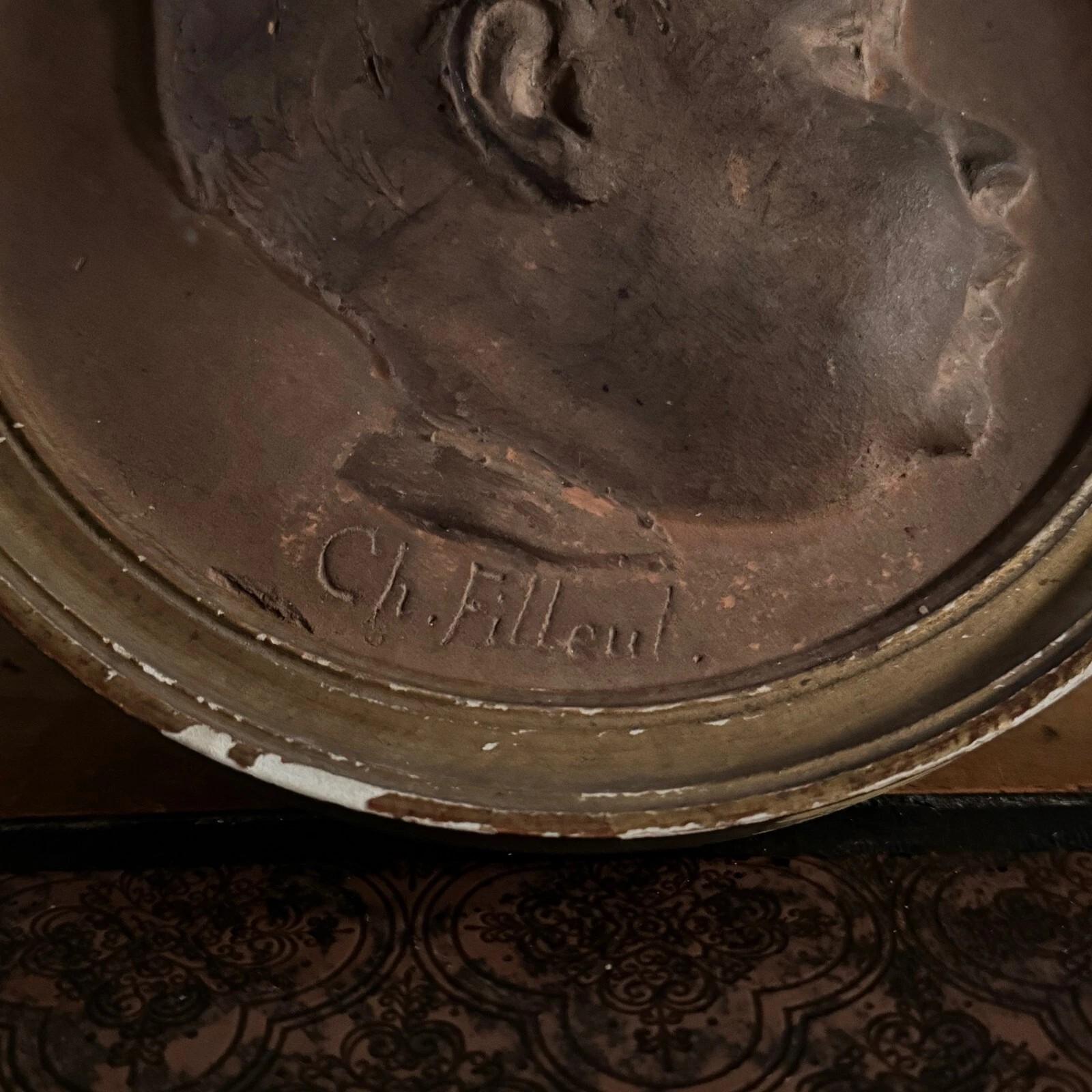 Terracotta medallion by Charles Filleul – Profile of a young boy, 20th century. en vente 2