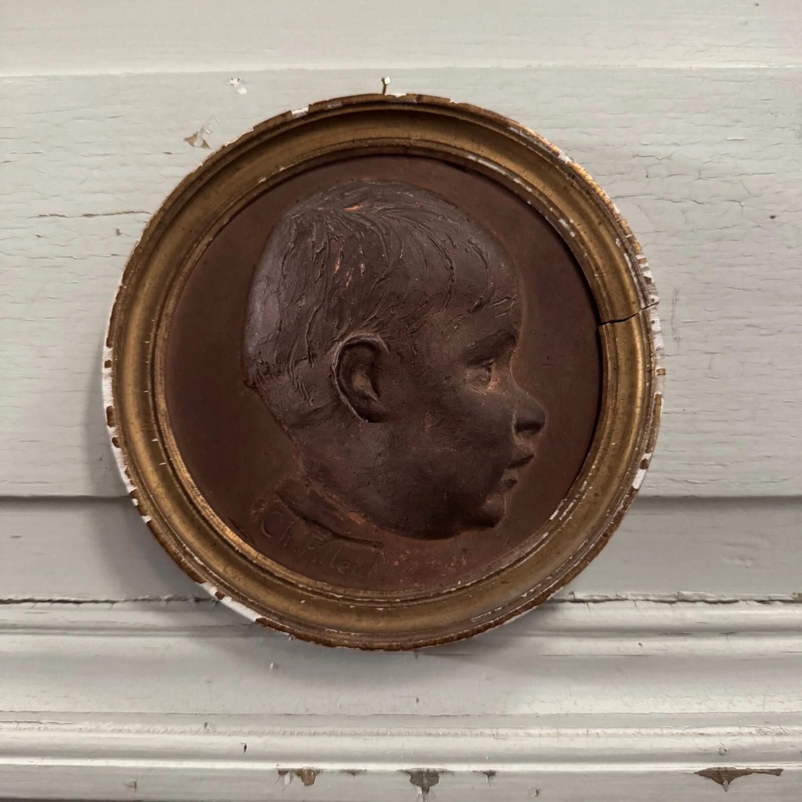Terracotta medallion by Charles Filleul – Profile of a young boy, 20th century. en vente 3