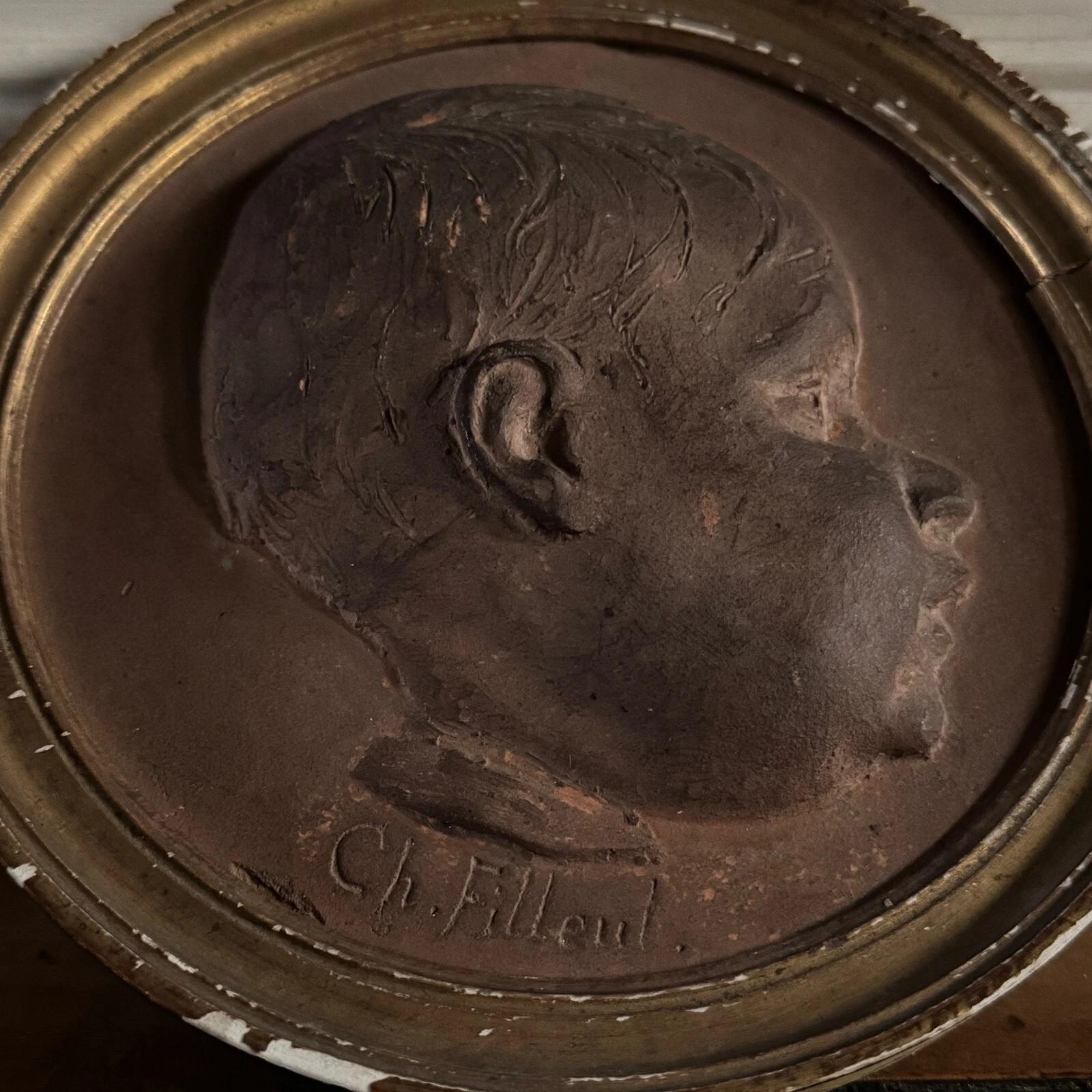 Terracotta medallion by Charles Filleul – Profile of a young boy, 20th century. Bon état - En vente à NANTES, FR