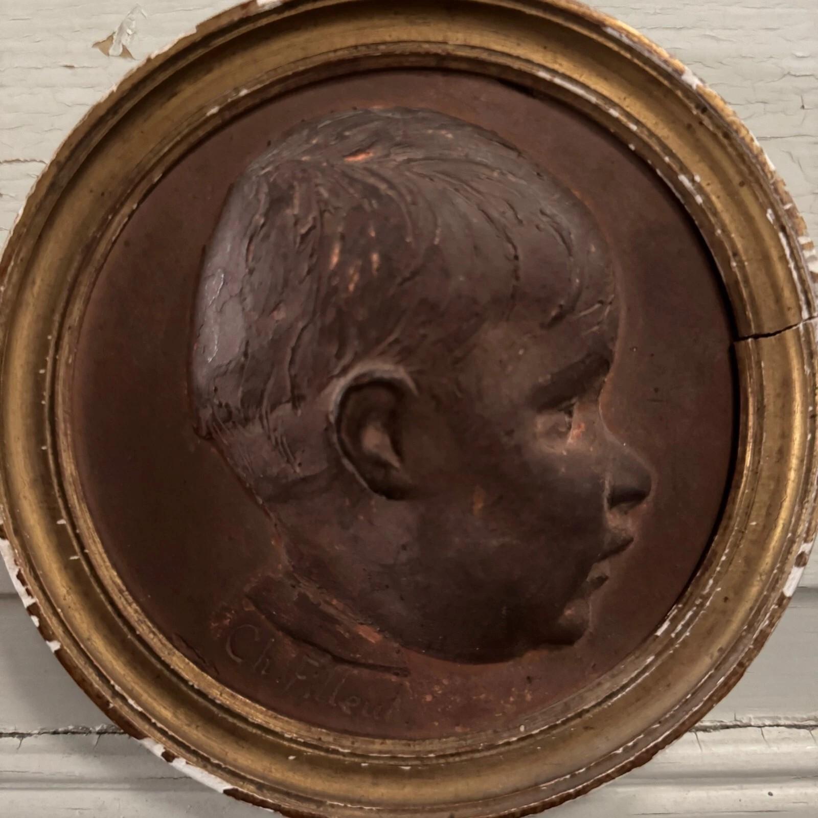 Terracotta medallion by Charles Filleul – Profile of a young boy, 20th century. en vente 1