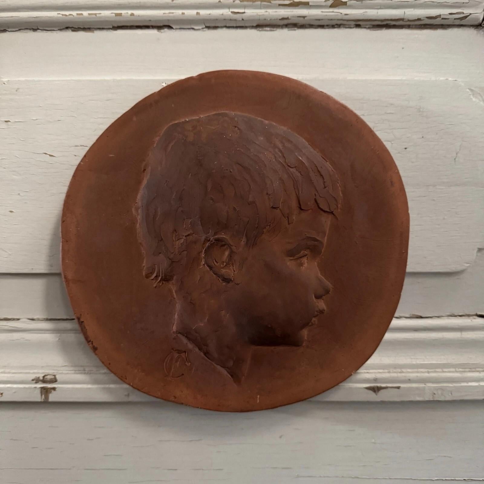 Terracotta medallion by Charles Filleul – Profile of a young child, 20th century en vente 2
