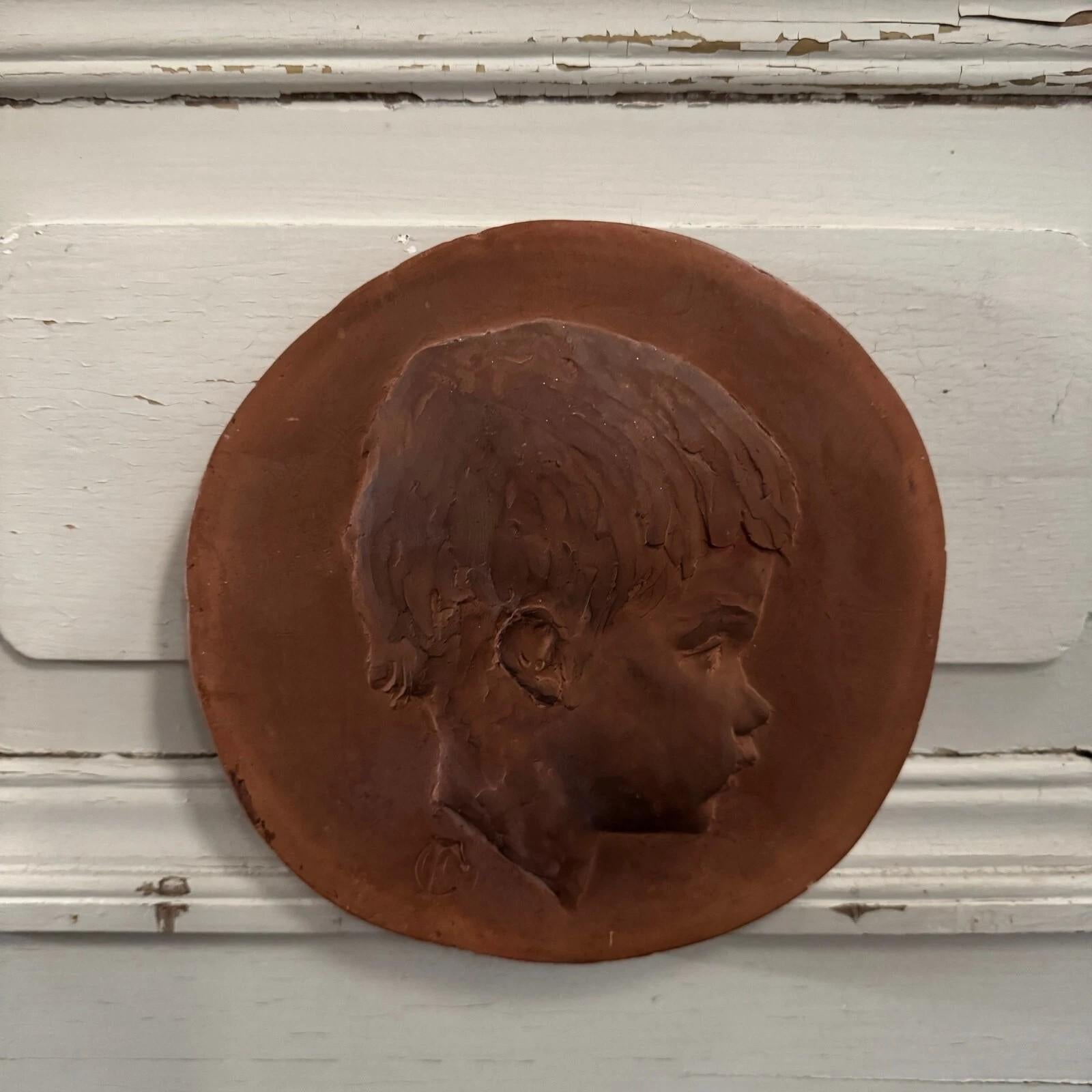 This medallion bears the monogram of Charles Filleul and originates from the artist’s workshop.
The artist’s hand is clearly evident in the work.

In terms of condition, please note some chips and stains in places.

Our photos allow you to