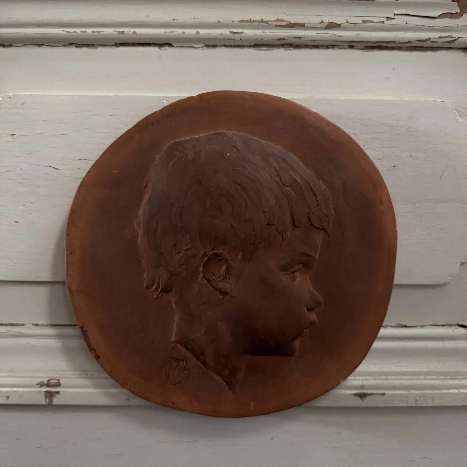 Terracotta medallion by Charles Filleul – Profile of a young child, 20th century Bon état - En vente à NANTES, FR
