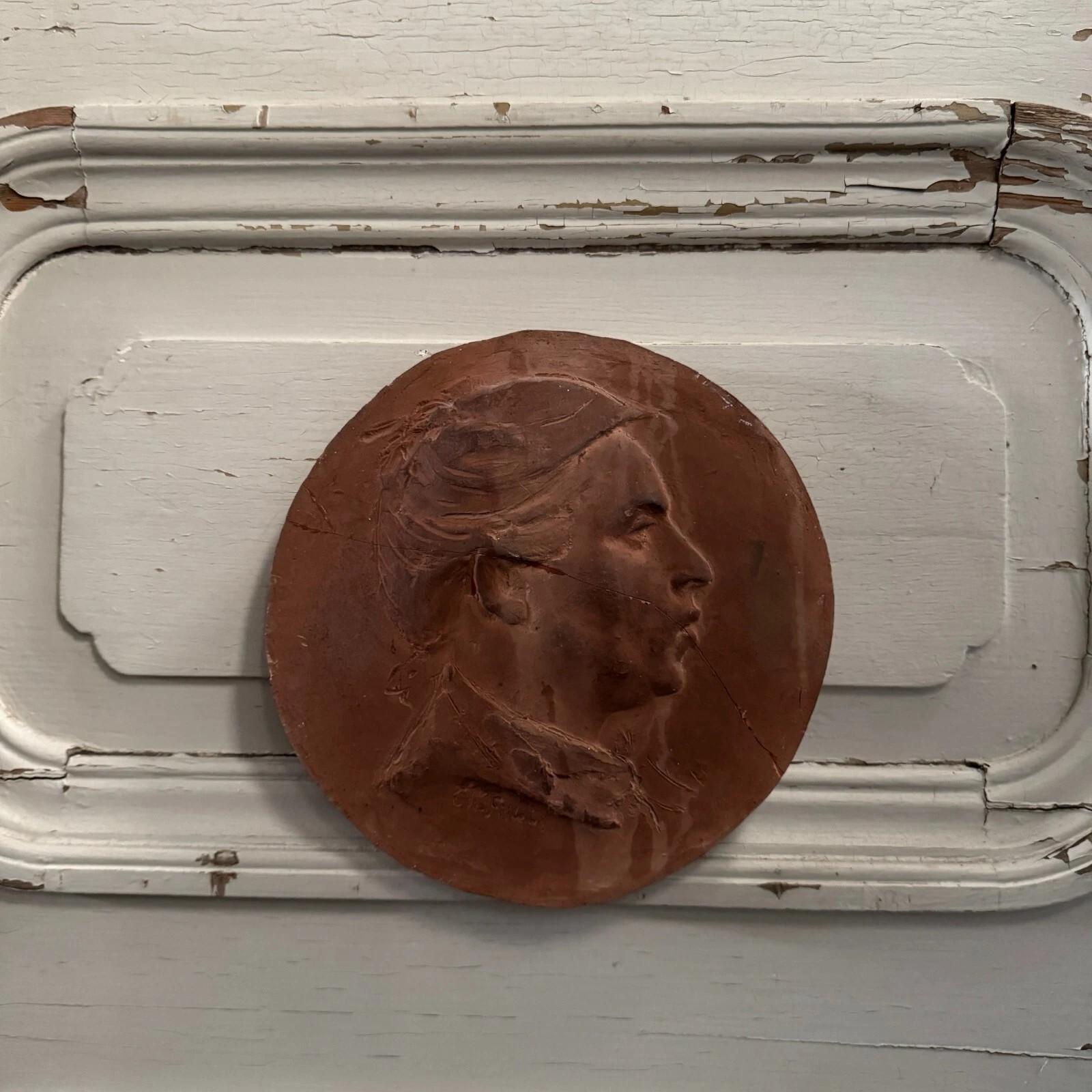 This medallion bears the signature of Charles Filleul. It is a piece originating from the artist’s studio, executed with a fine hand and solid technique, typical of Charles Filleul’s work.

Condition: Please note that the medallion has been broken