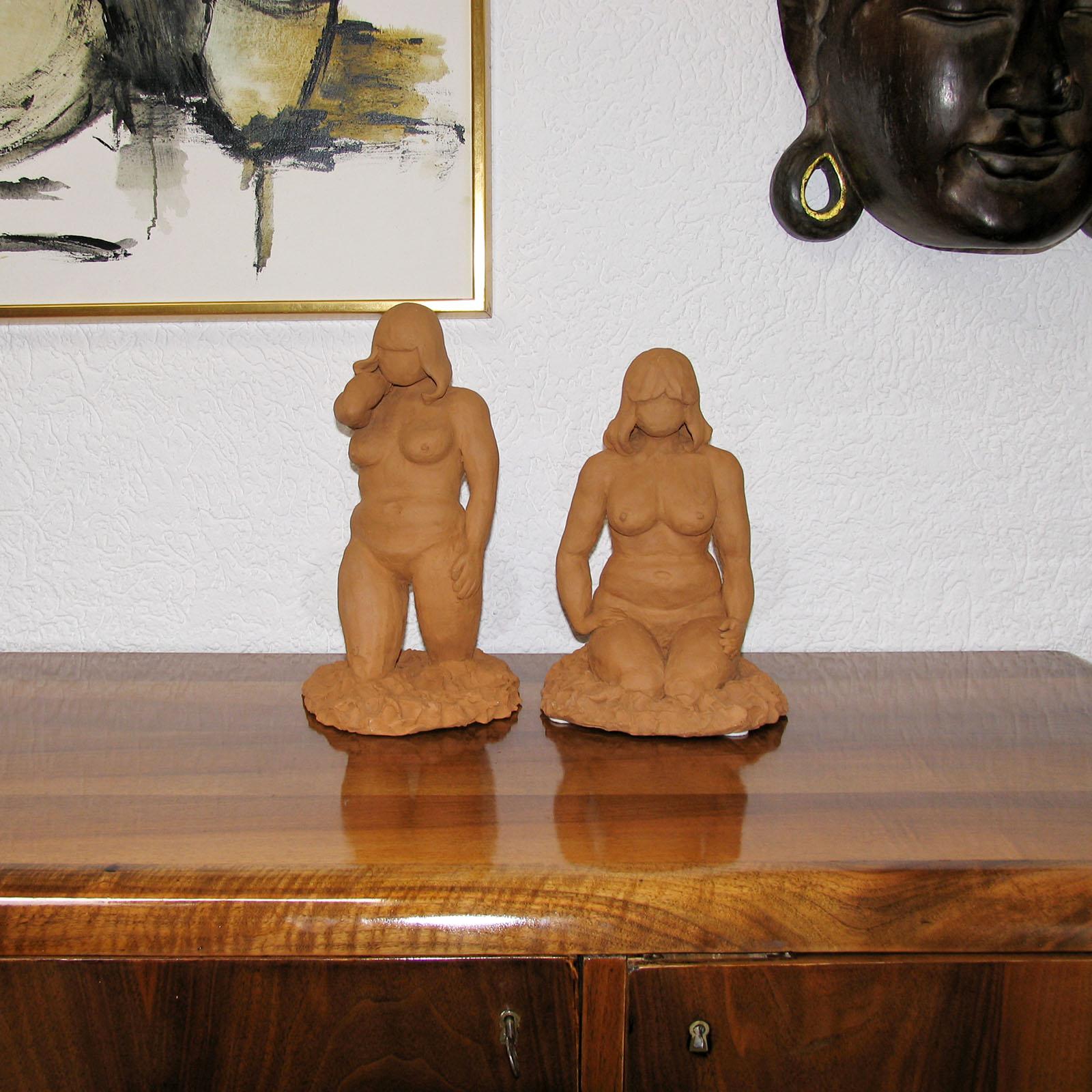 Moderne Terrakottaskulpturen aus der Jahrhundertmitte, die zwei Frauen am Wasser darstellen. Eine signiert und datiert an der Hüfte. In gutem Originalzustand, keine Chips, normale Abnutzung.
Abmessungen: Höhe: 37 cm, 19 x 22 cm (die größte).