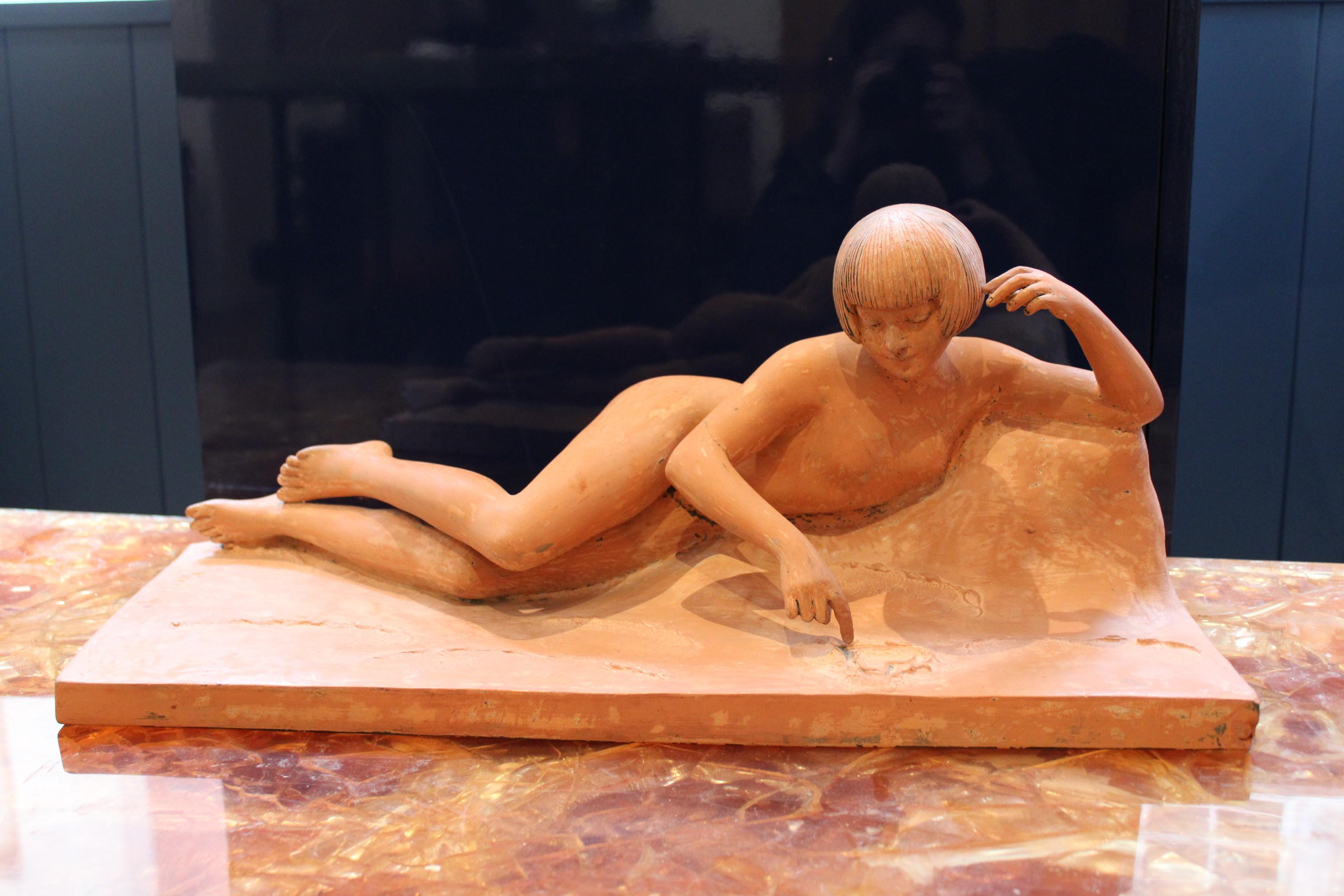 Terrakotta-Frauenakt, Skulptur von George Maxim (1885-1940)
Unterzeichnet Geo Maxim.
Anfang des 20. Jahrhunderts, Frankreich

Risswunde am rechten Arm.