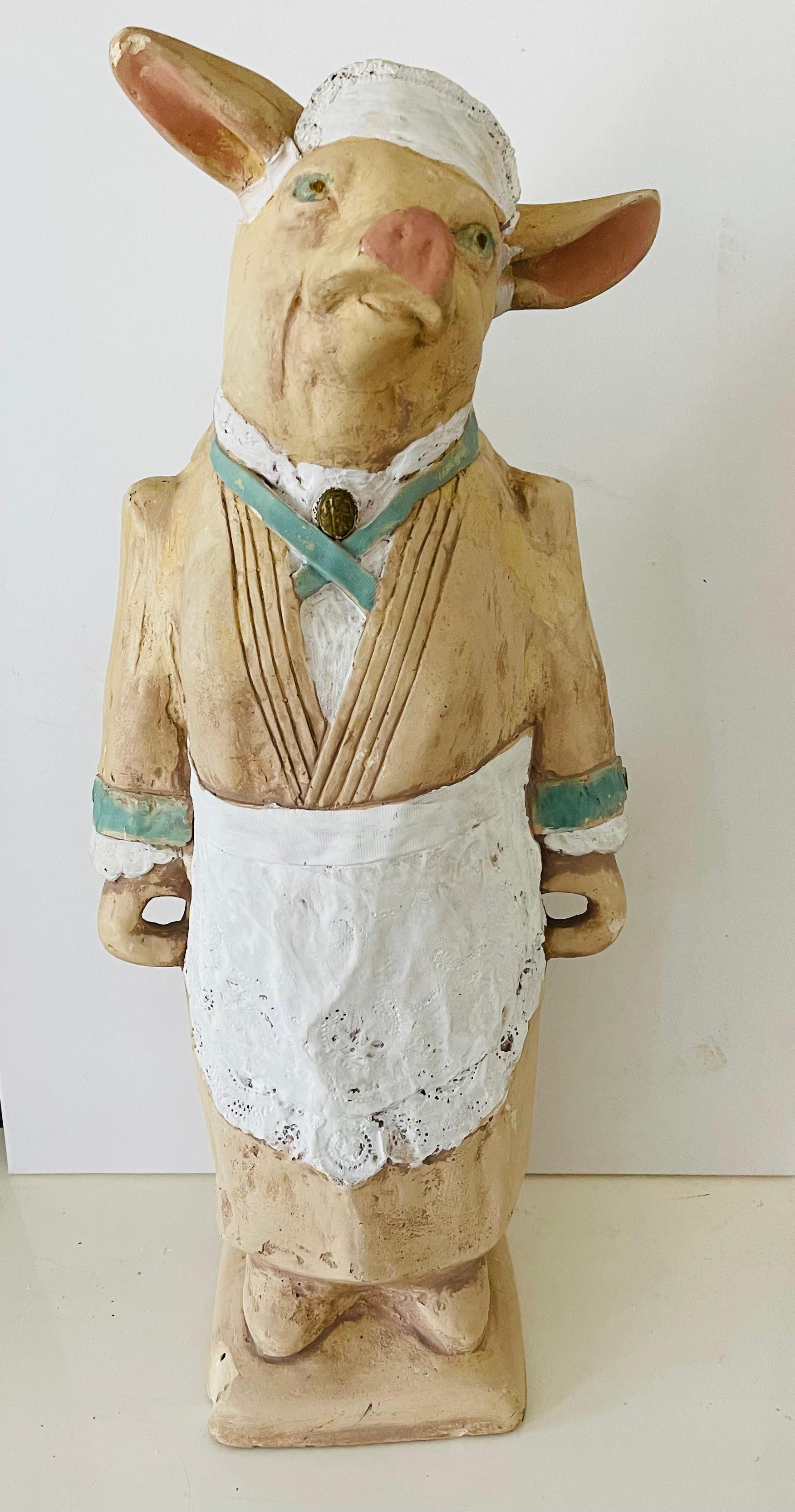 Sculpture fantaisiste vintage en terre cuite d'un cochon , un panneau d'affichage de boucherie. Décor de cuisine de restaurant.