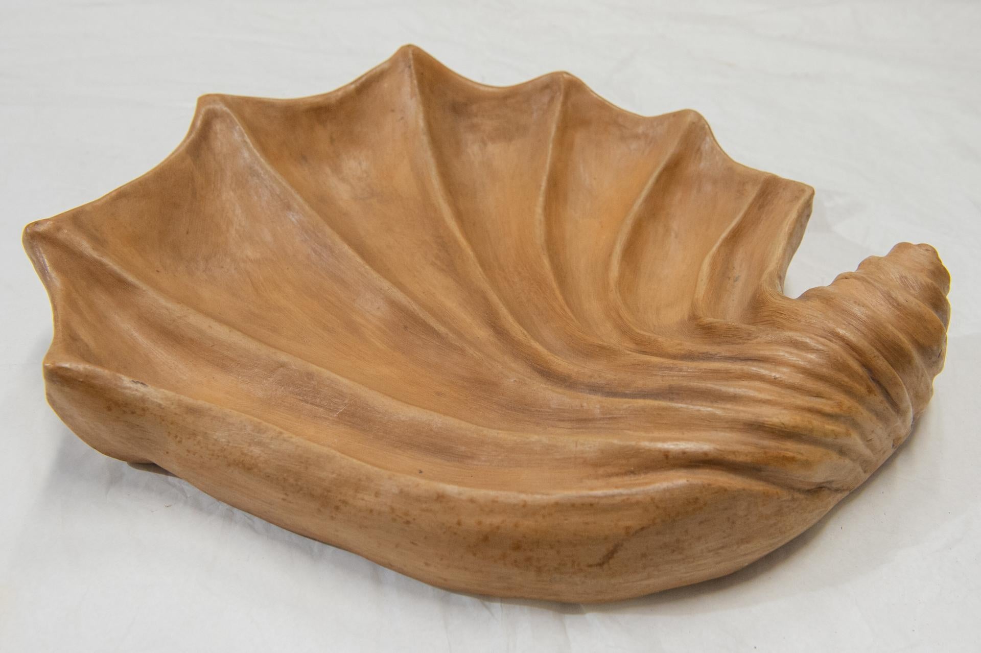 Terrakotta-Teller, von Hand in Form einer Muschel modelliert (Handgefertigt) im Angebot