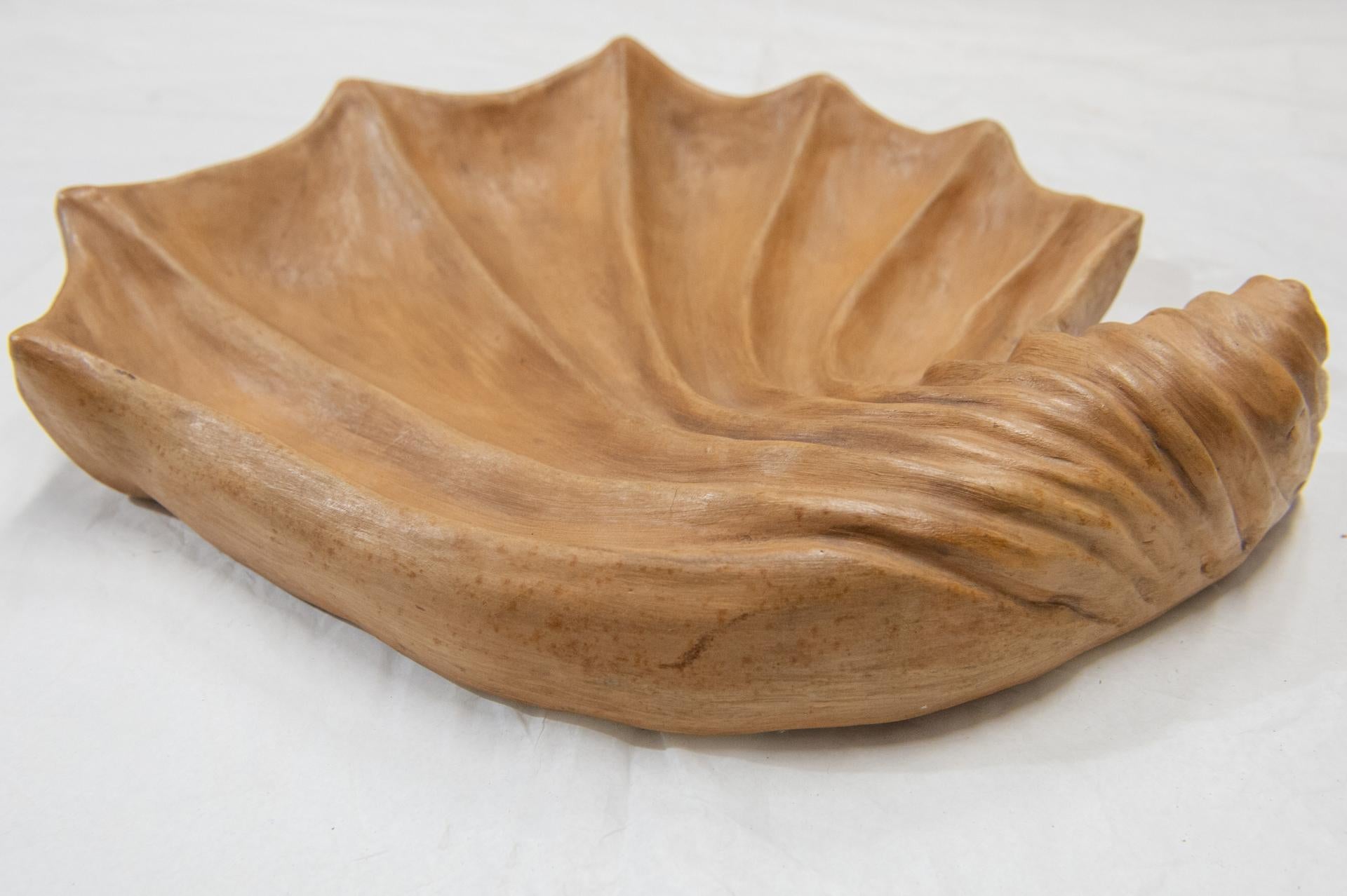 Terracotta Plate Modeled by Hand in the Shape of a Shell In Excellent Condition For Sale In Alessandria, Piemonte