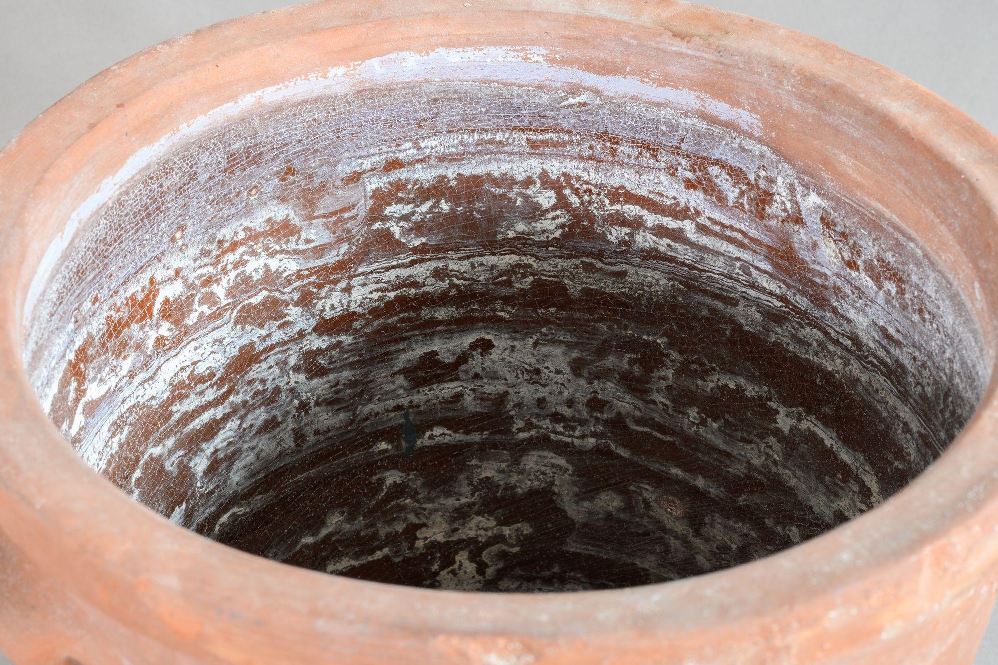 Terracotta garden pot with moulded handles. Circa 1920

H 34cm x W 31cm x D 31cm